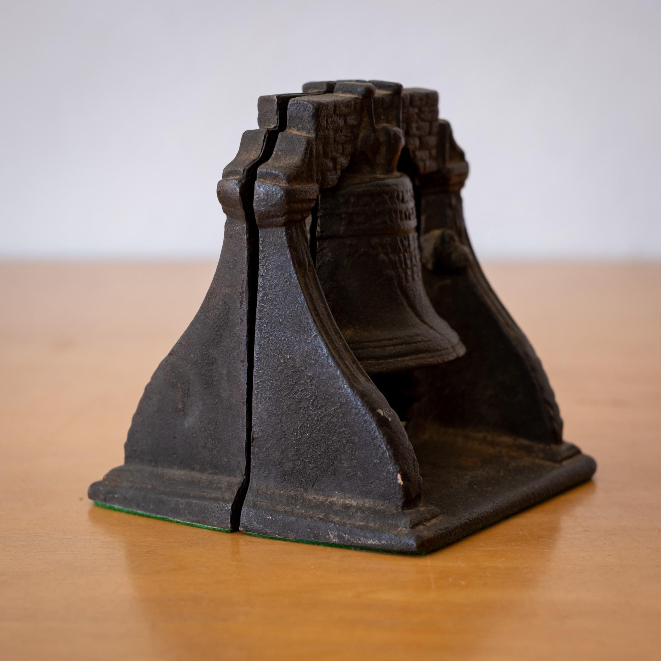 Ferro Reggilibri antichi Liberty Bell in vendita