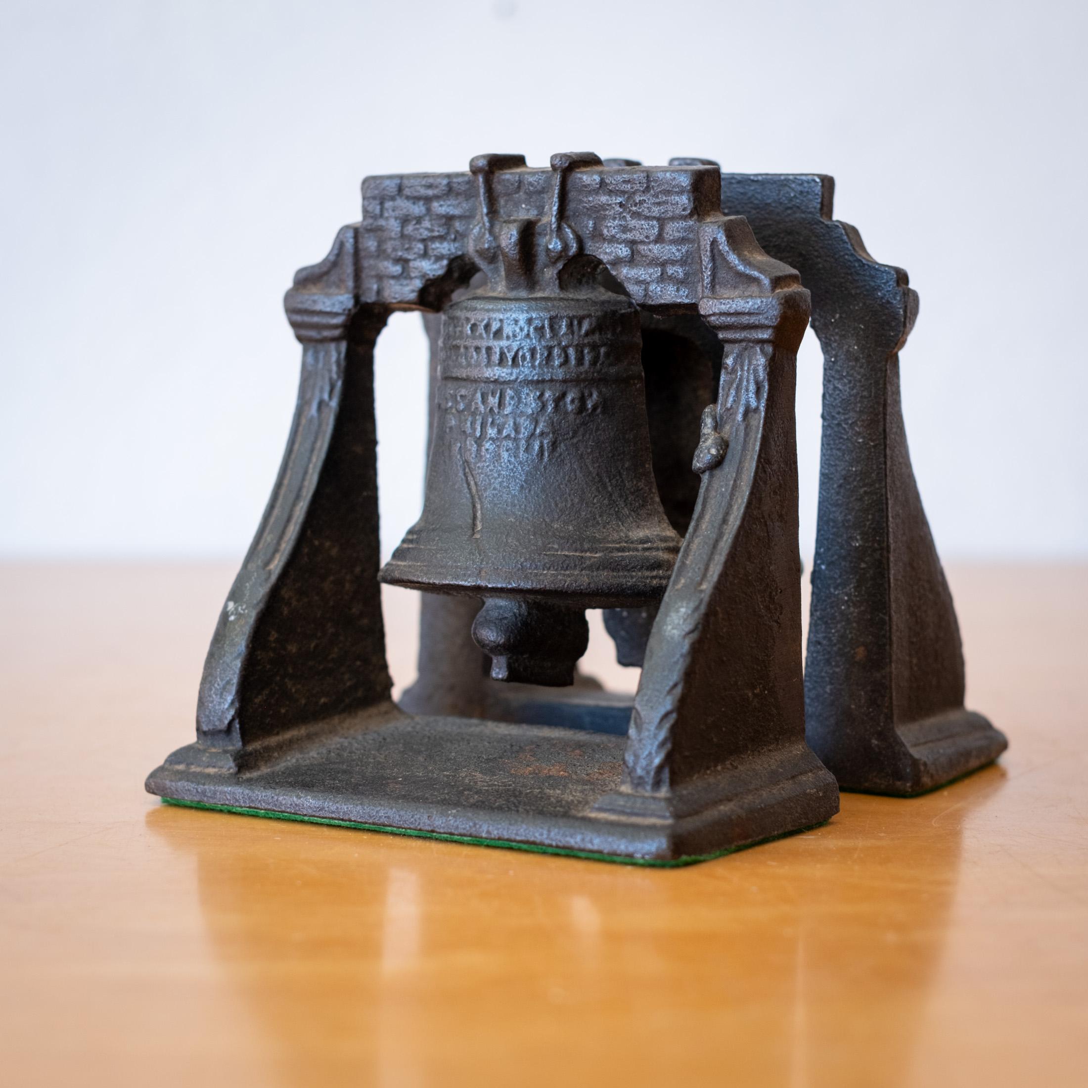 Reggilibri antichi Liberty Bell in vendita 1