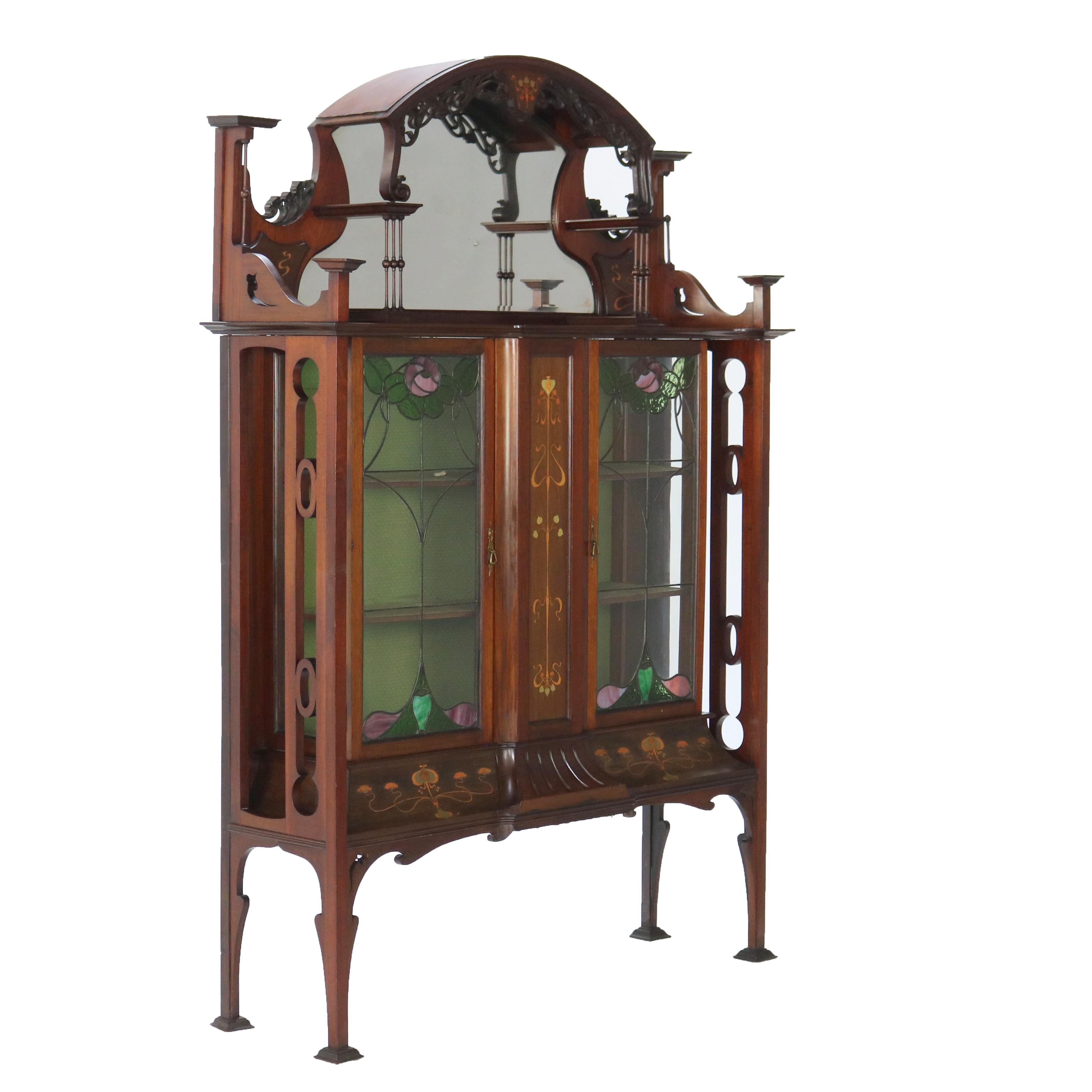 Antike Liberty & Co. Arts and Crafts-Schrank aus geschnitztem Mahagoni und Intarsien aus China, um 1910 im Zustand „Gut“ im Angebot in Big Flats, NY