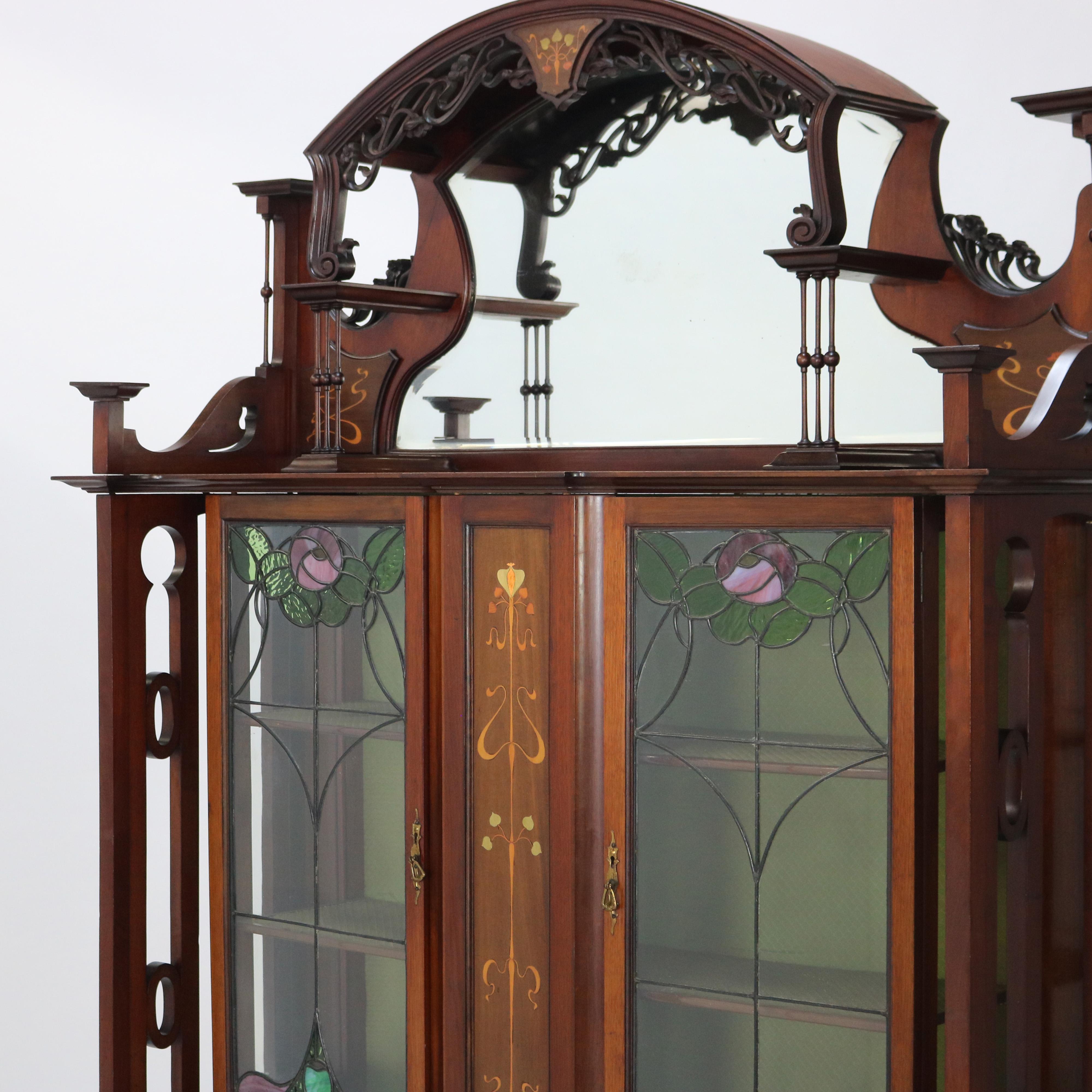 Antike Liberty & Co. Arts and Crafts-Schrank aus geschnitztem Mahagoni und Intarsien aus China, um 1910 (Buntglas) im Angebot