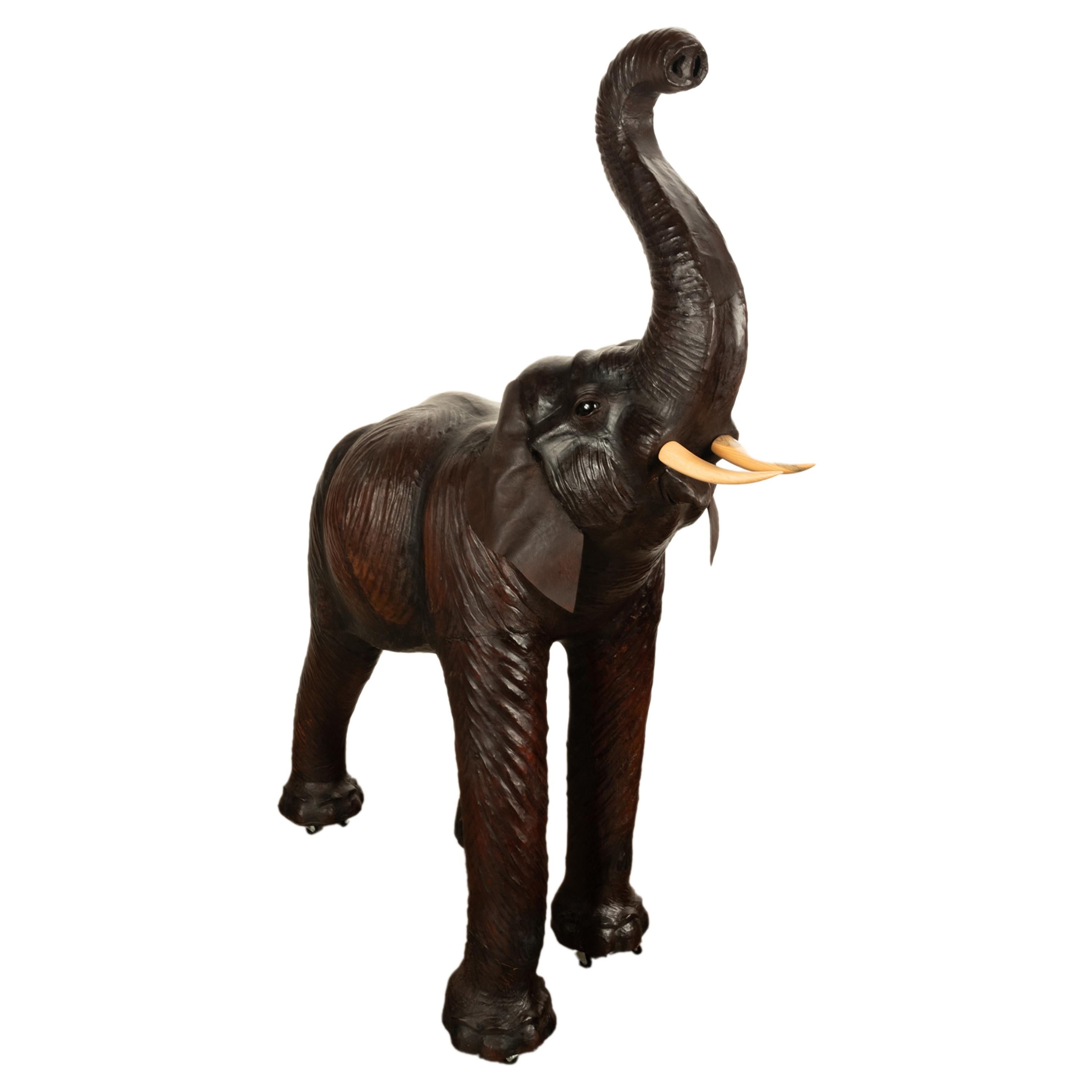 Antiguo Liberty of London Tamaño natural Elefante bebé de cuero de 1,80 m Ojos de cristal 1930 en venta 3