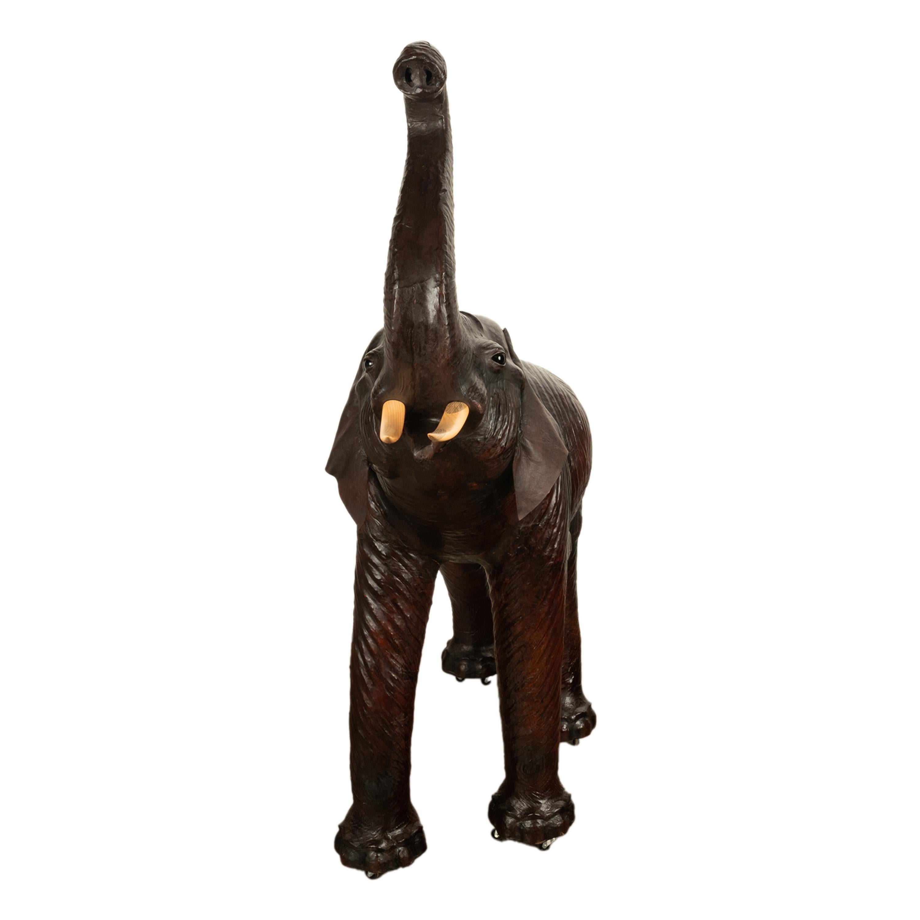 Antiguo Liberty of London Tamaño natural Elefante bebé de cuero de 1,80 m Ojos de cristal 1930 en venta 4