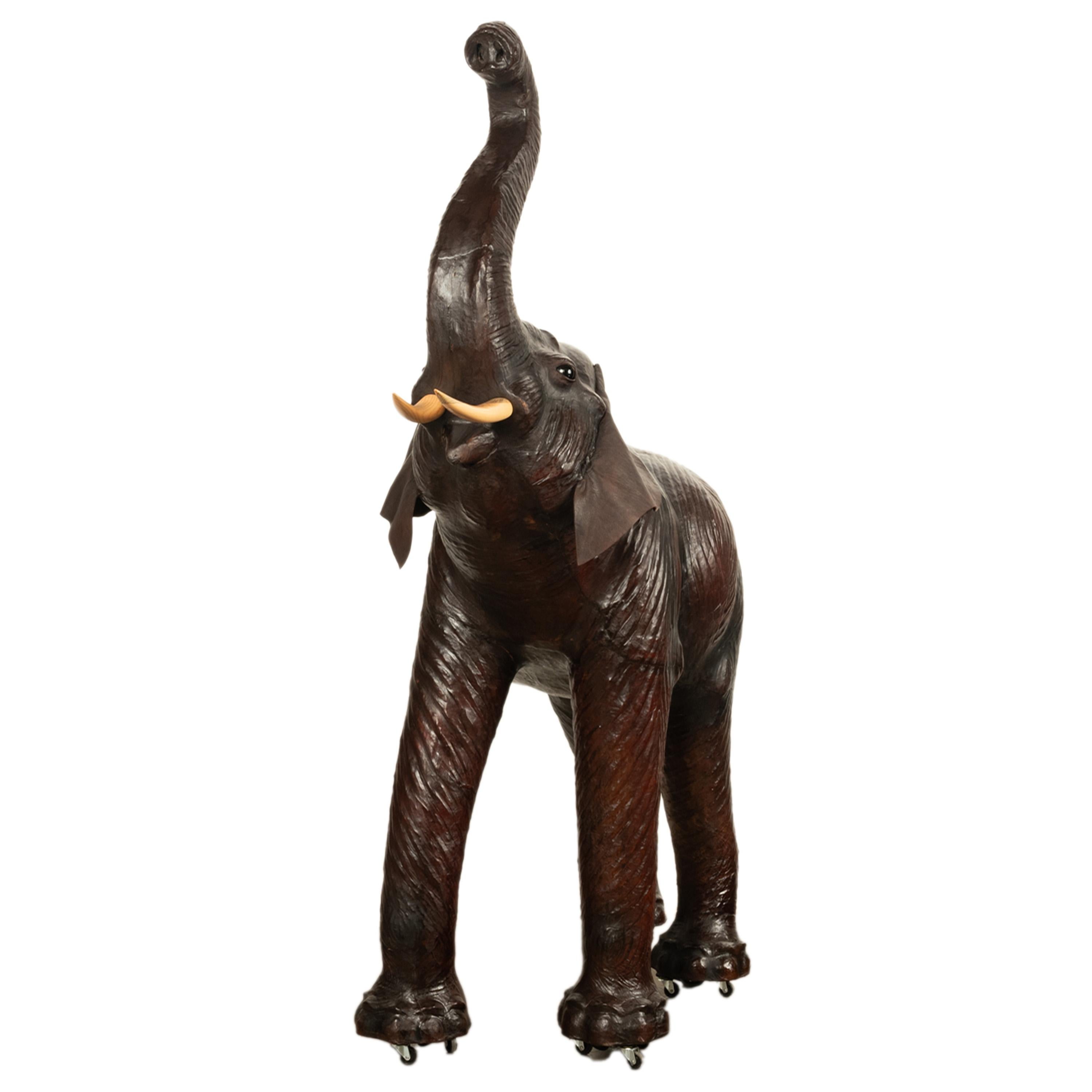 Antiguo Liberty of London Tamaño natural Elefante bebé de cuero de 1,80 m Ojos de cristal 1930 en venta 5