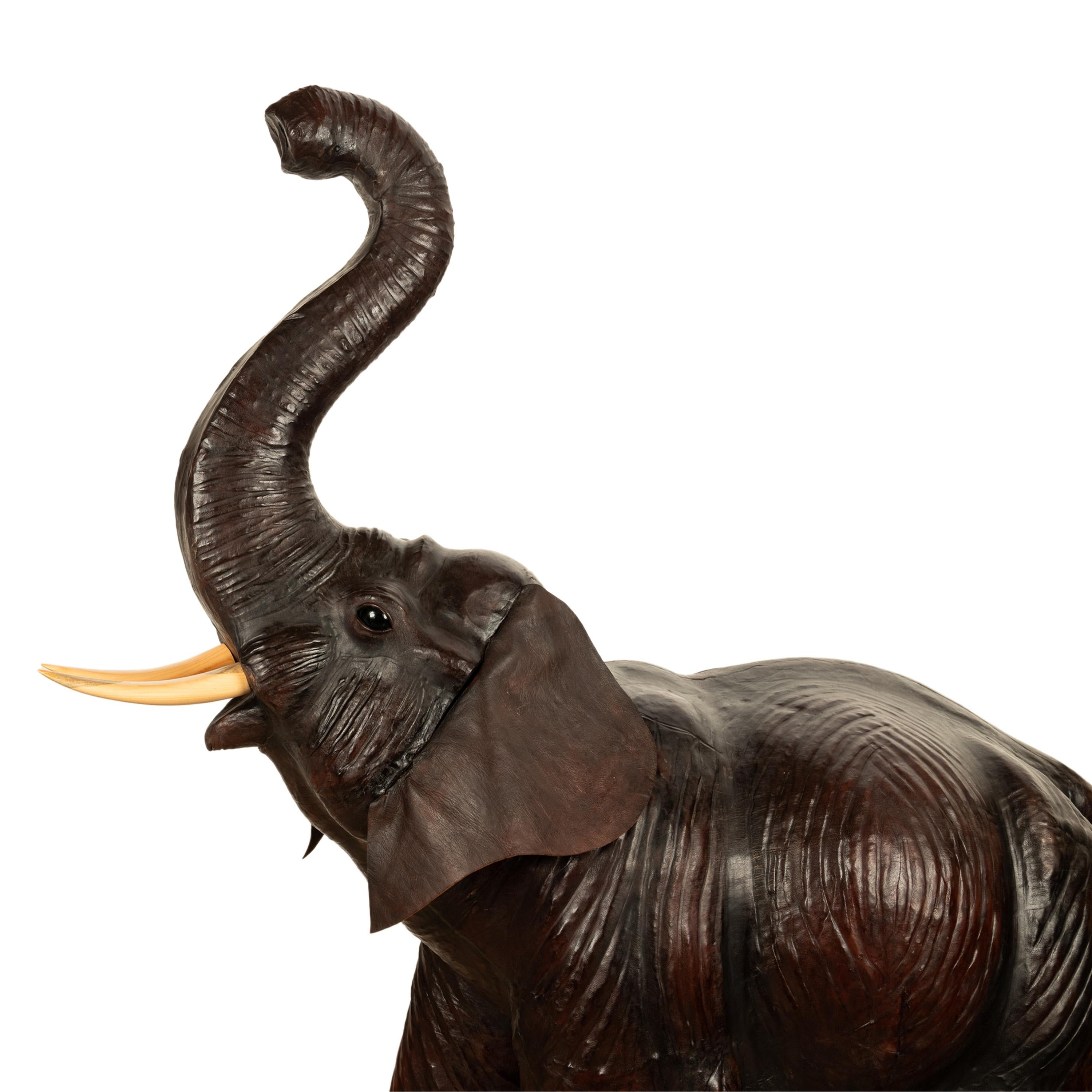 Antiguo Liberty of London Tamaño natural Elefante bebé de cuero de 1,80 m Ojos de cristal 1930 en venta 7