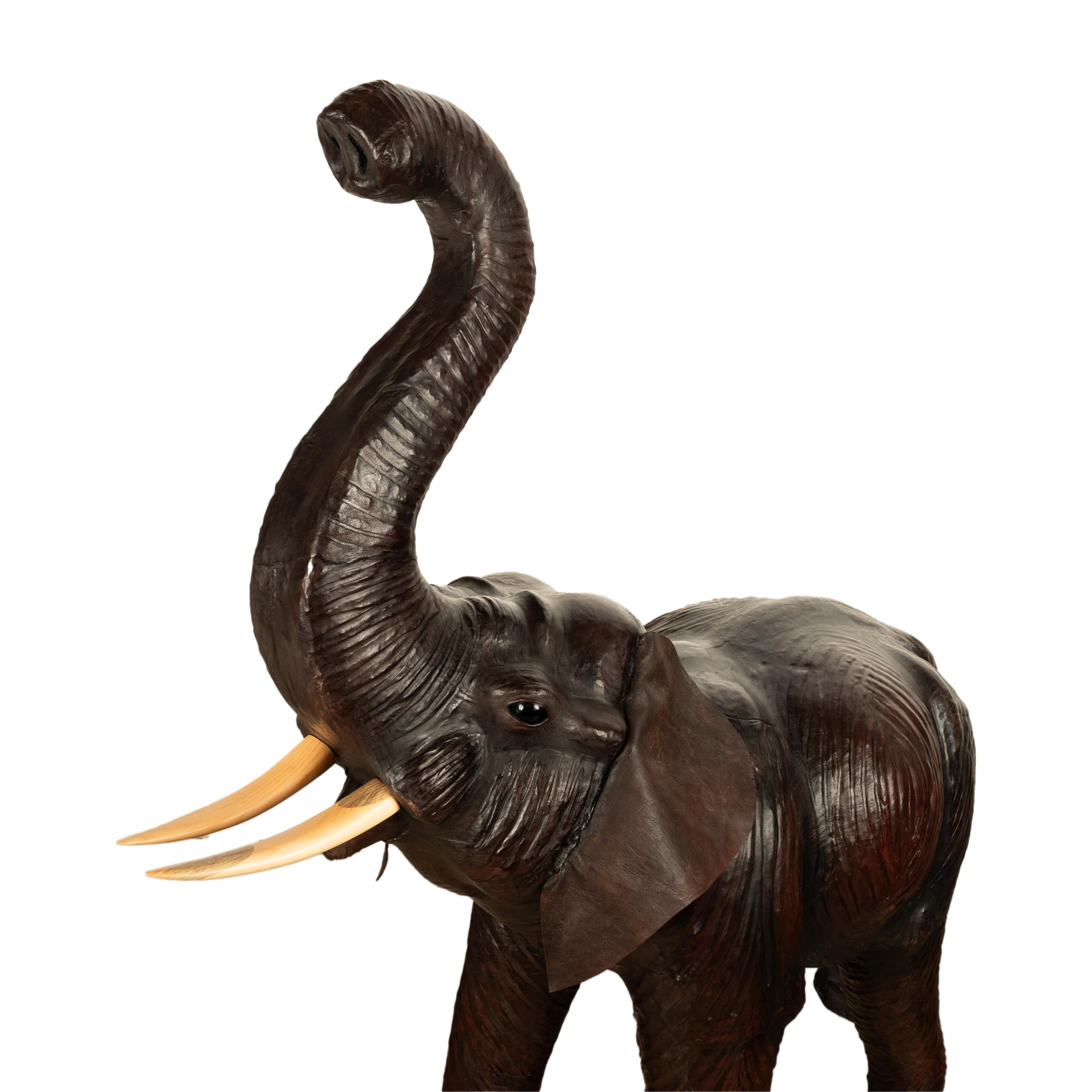 Antiguo Liberty of London Tamaño natural Elefante bebé de cuero de 1,80 m Ojos de cristal 1930 en venta 8