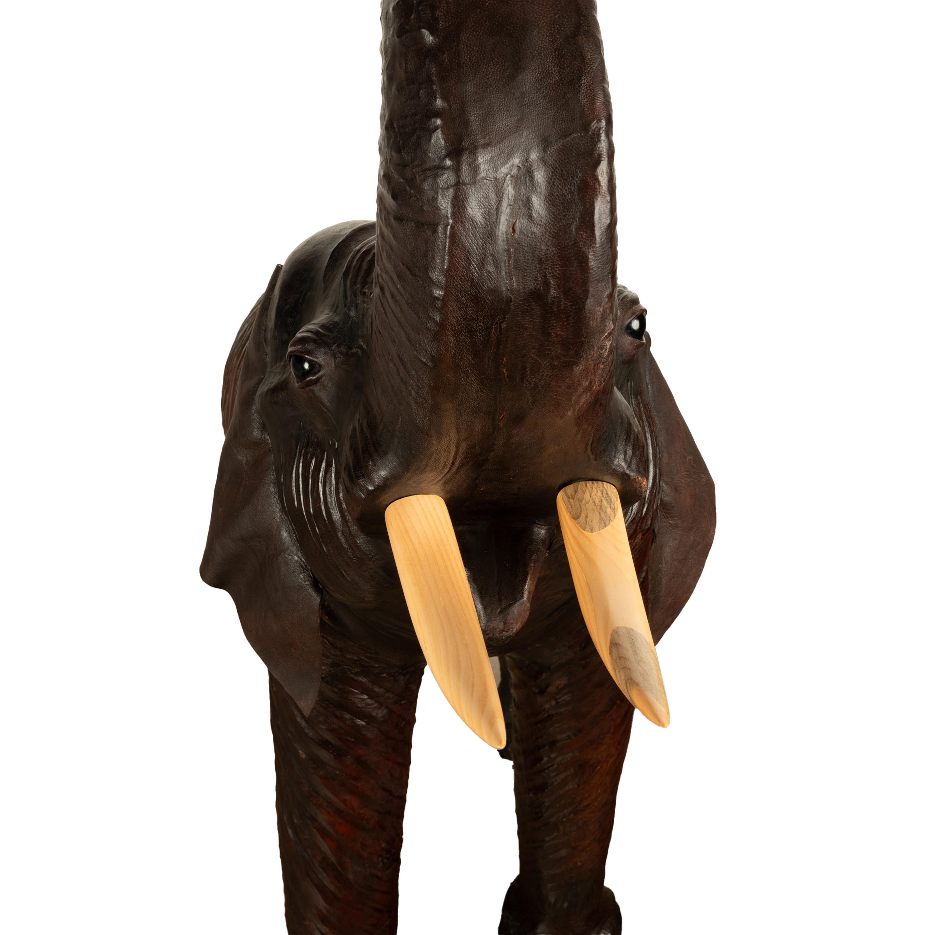 Antiguo Liberty of London Tamaño natural Elefante bebé de cuero de 1,80 m Ojos de cristal 1930 en venta 11