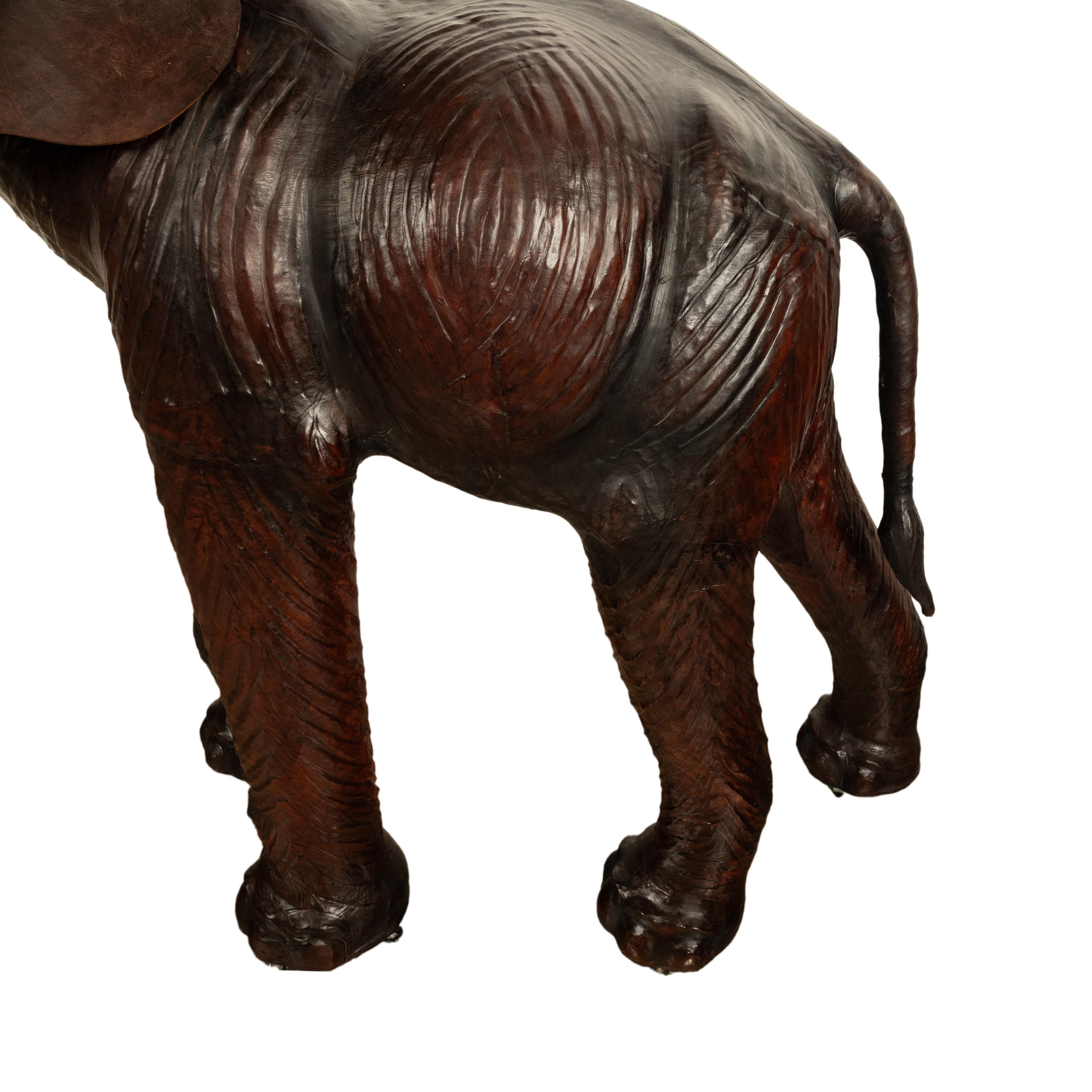 Antiguo Liberty of London Tamaño natural Elefante bebé de cuero de 1,80 m Ojos de cristal 1930 en venta 12