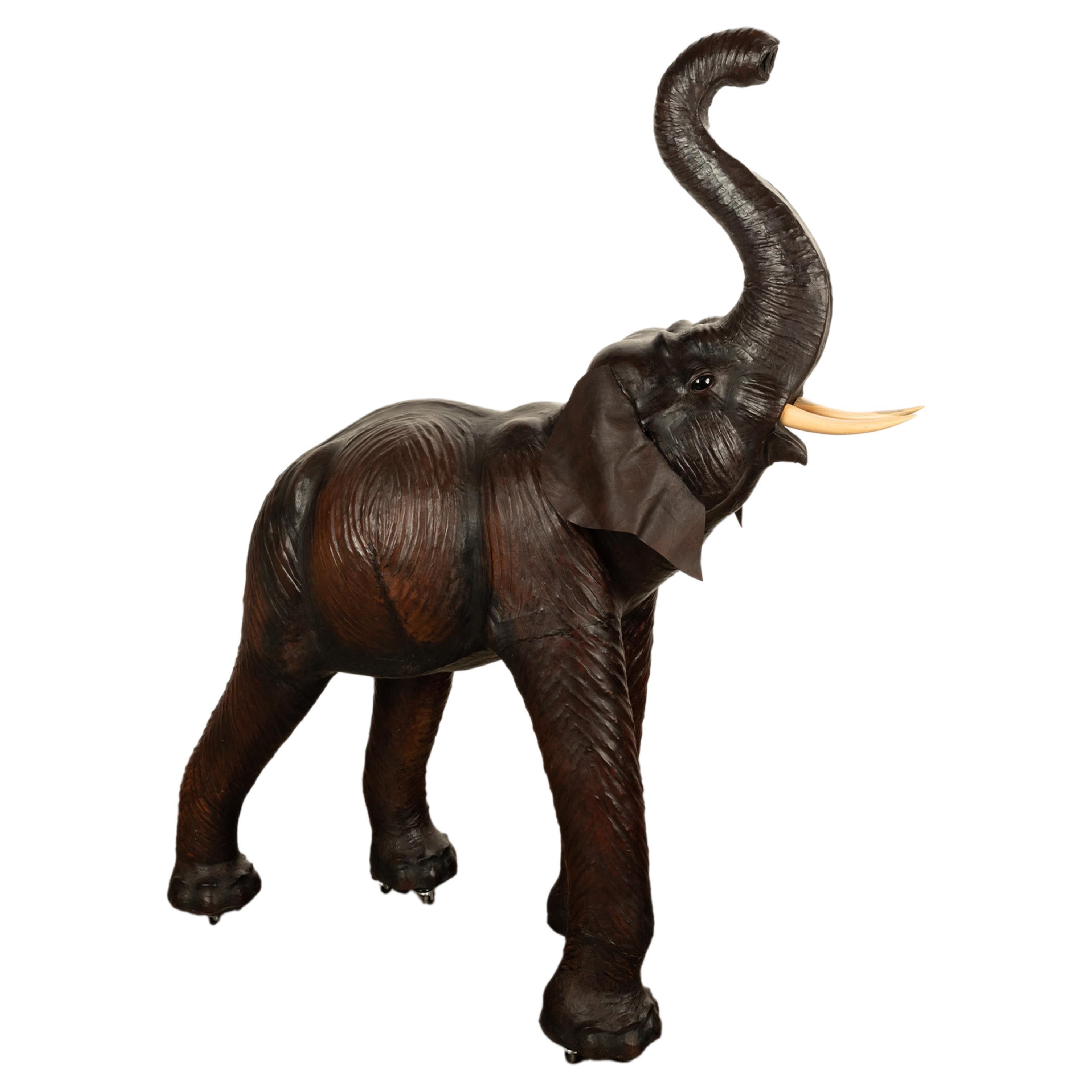 Antiguo elefante bebé de cuero a tamaño natural, probablemente vendido por Liberty of London en los años 30.
Este modelo muy realista de una cría de elefante mide casi 1,80 m (68