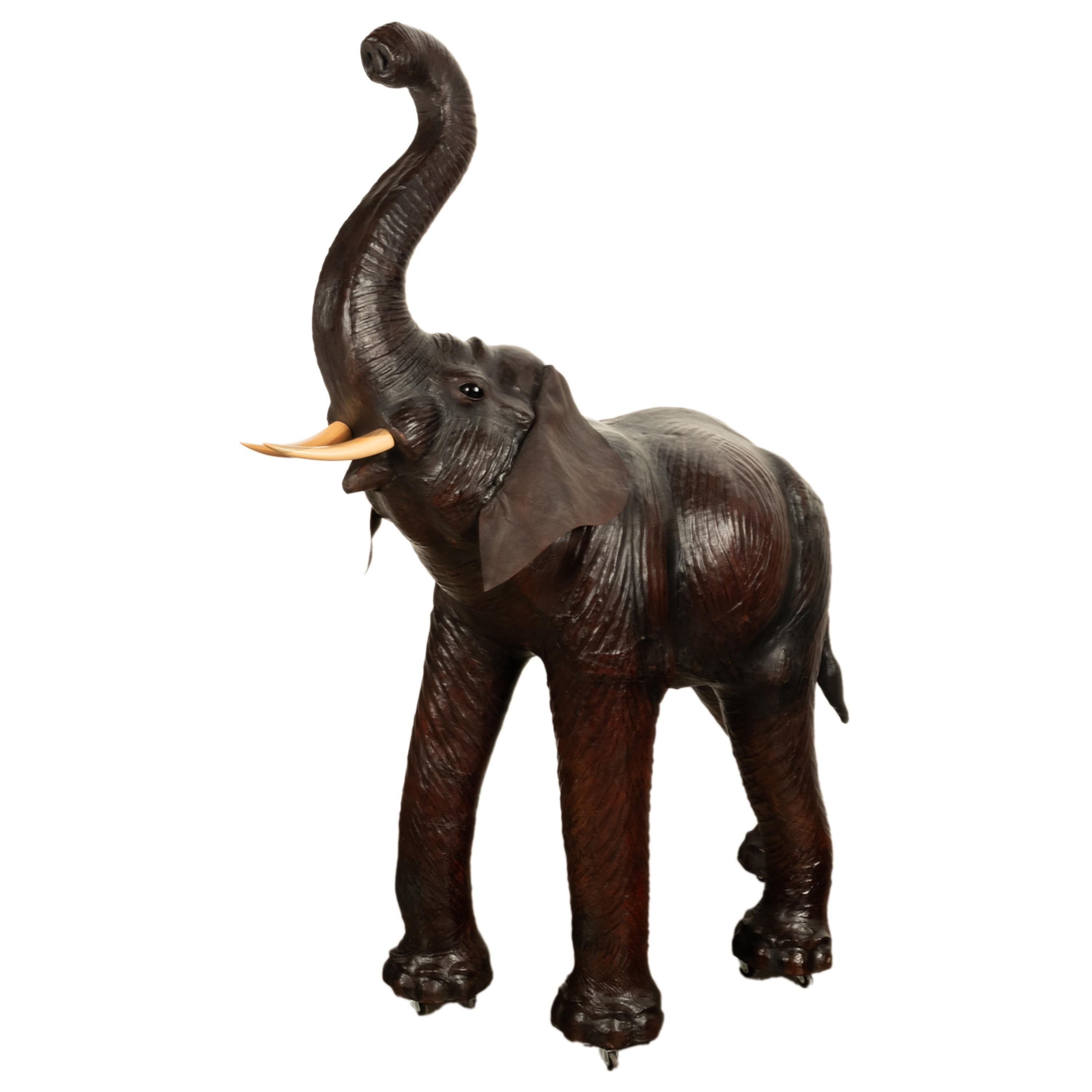 Antiguo Liberty of London Tamaño natural Elefante bebé de cuero de 1,80 m Ojos de cristal 1930 Art Decó en venta