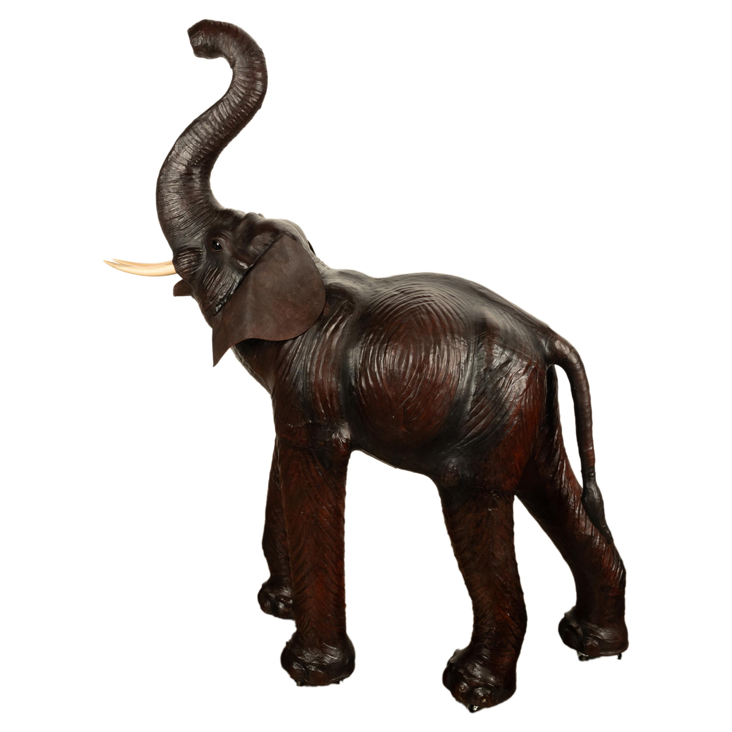 Antiguo Liberty of London Tamaño natural Elefante bebé de cuero de 1,80 m Ojos de cristal 1930 Inglés en venta