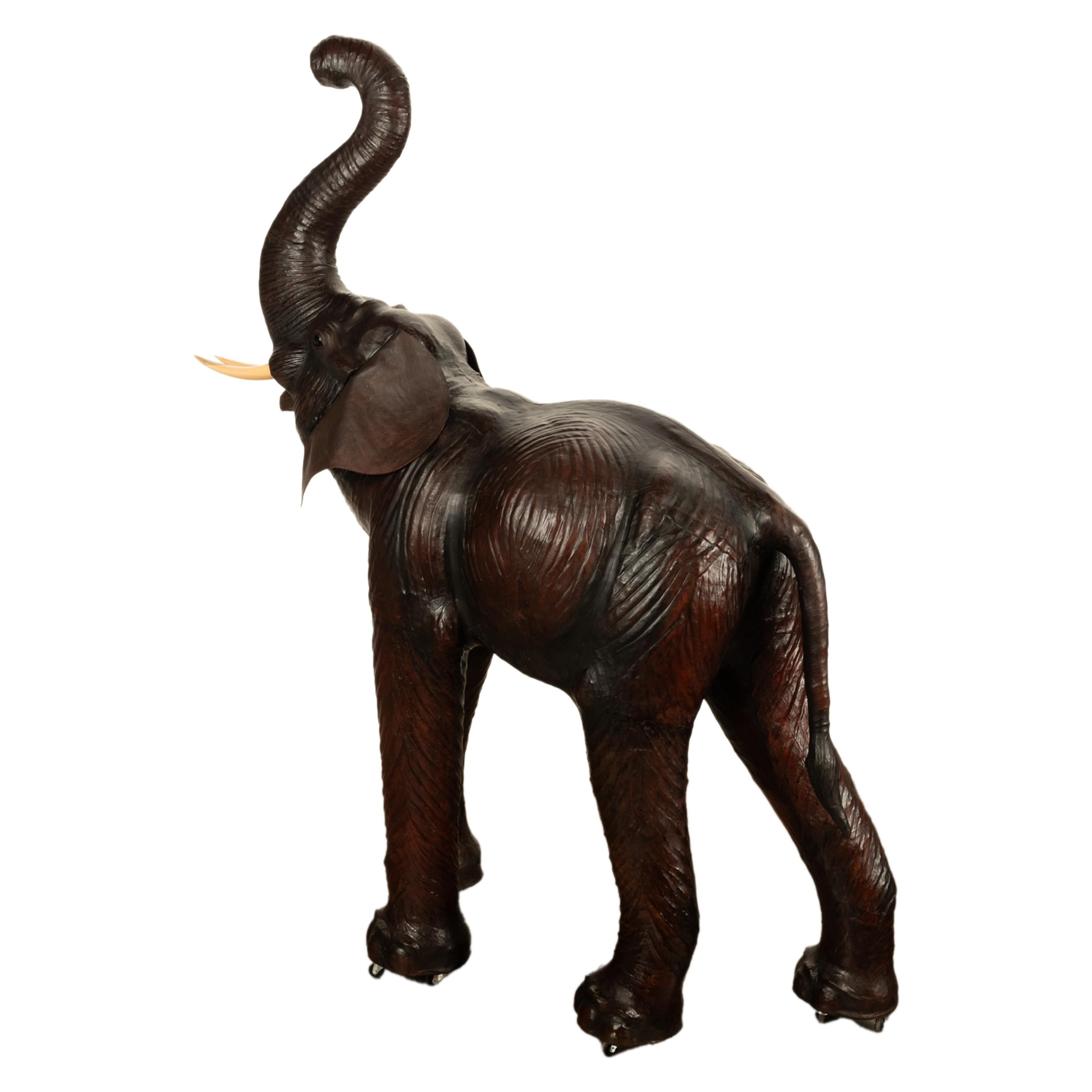 Antiguo Liberty of London Tamaño natural Elefante bebé de cuero de 1,80 m Ojos de cristal 1930 en Bueno estado para la venta en Portland, OR