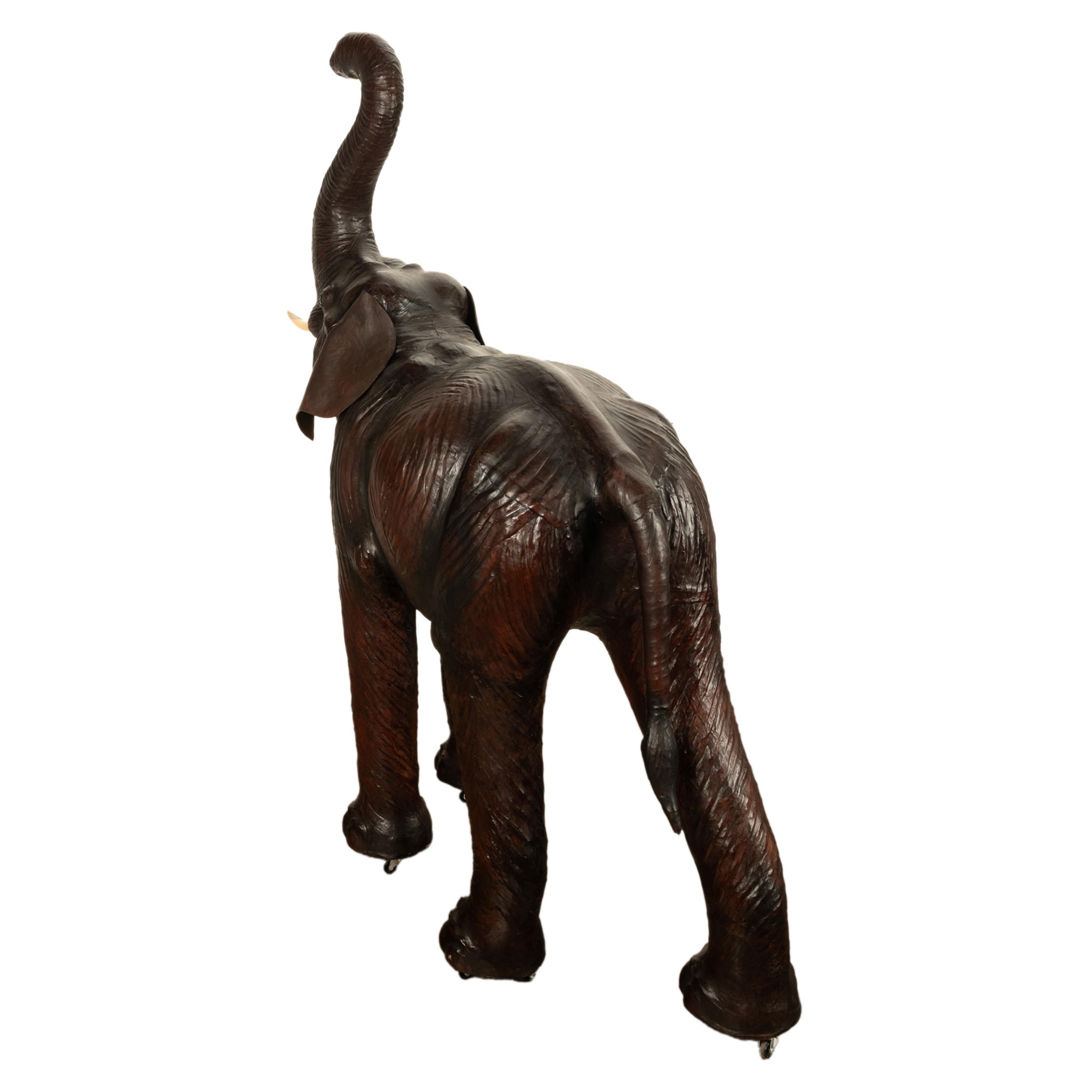 Antiguo Liberty of London Tamaño natural Elefante bebé de cuero de 1,80 m Ojos de cristal 1930 mediados del siglo XX en venta