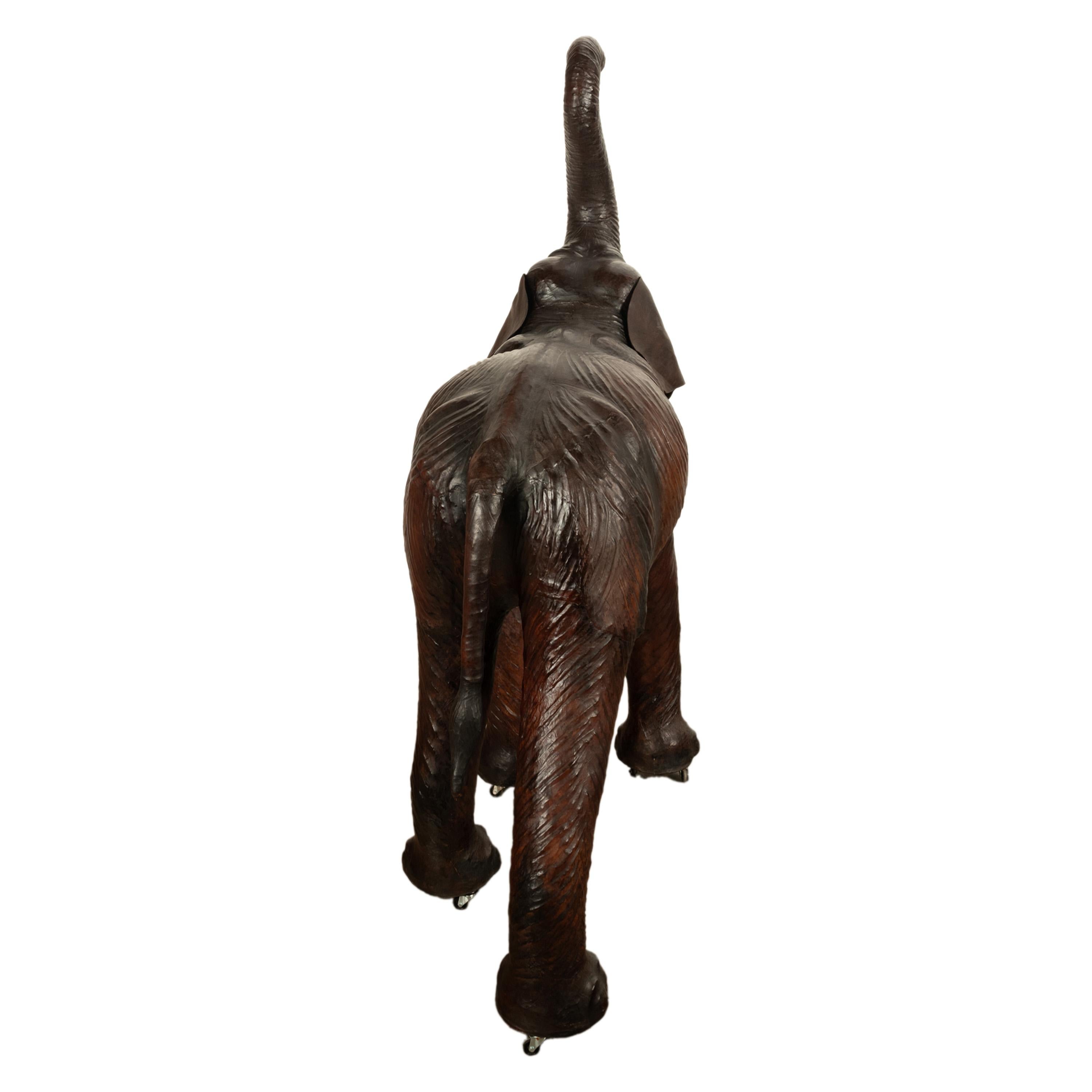 Antiguo Liberty of London Tamaño natural Elefante bebé de cuero de 1,80 m Ojos de cristal 1930 Cuero en venta