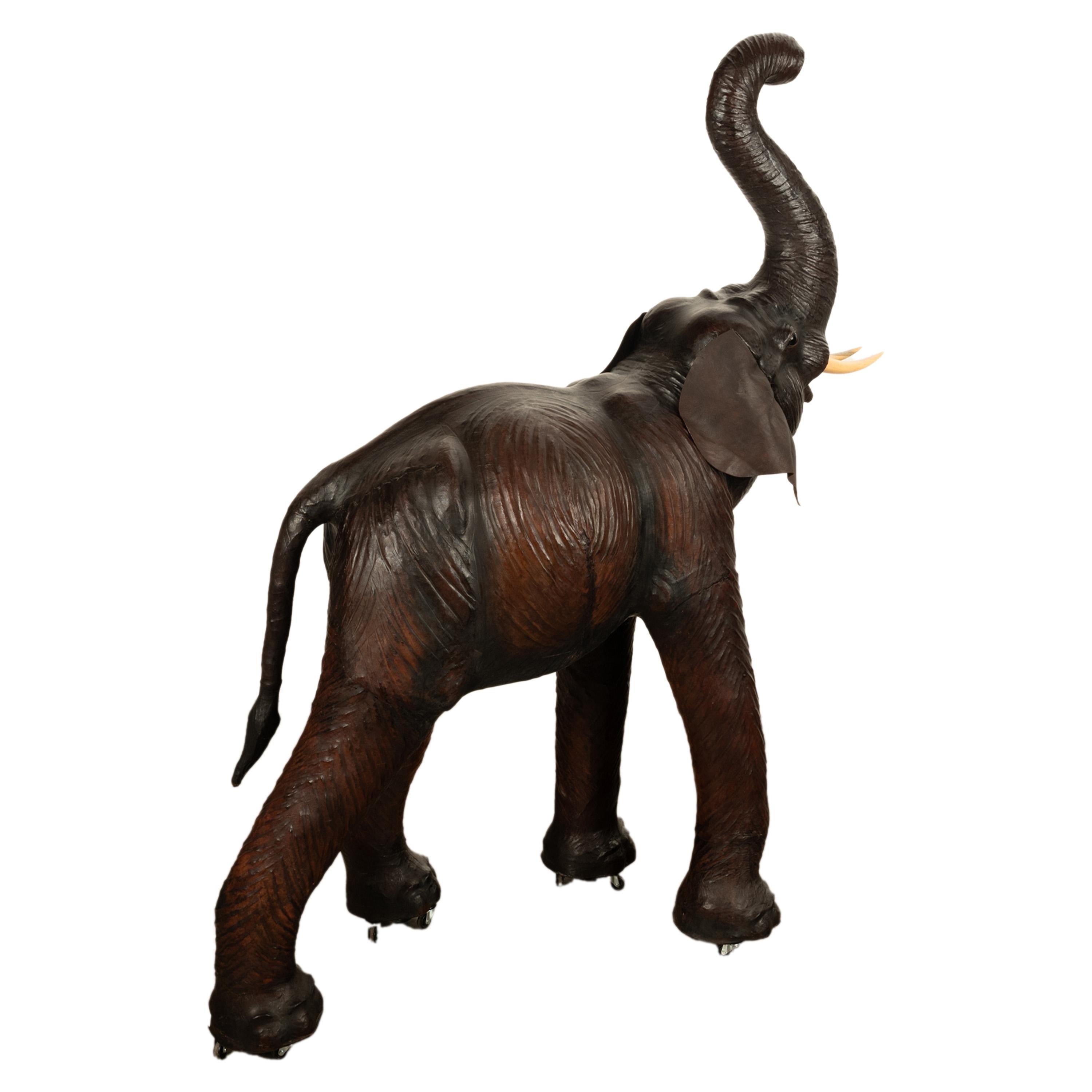 Antiguo Liberty of London Tamaño natural Elefante bebé de cuero de 1,80 m Ojos de cristal 1930 en venta 1