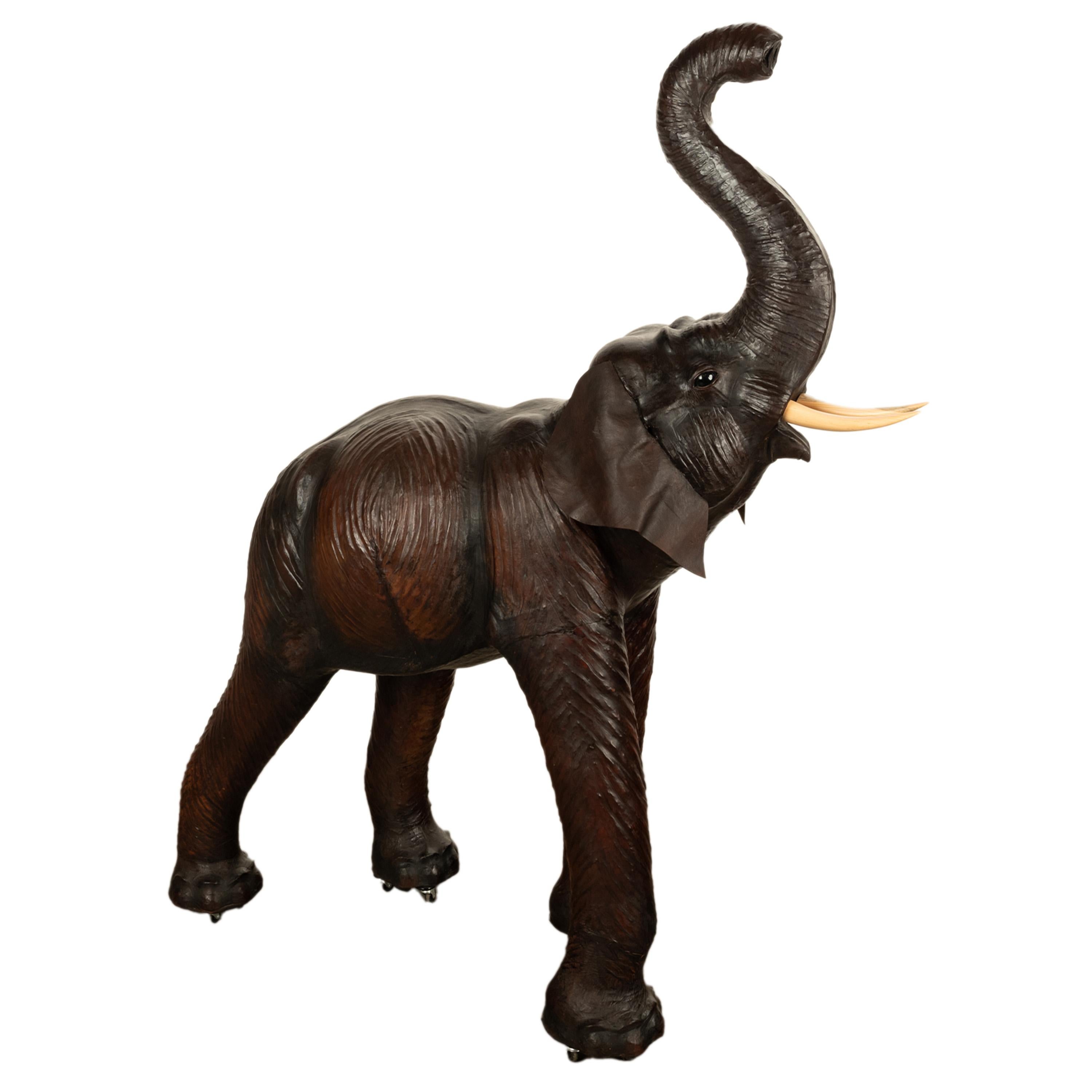 Antiguo Liberty of London Tamaño natural Elefante bebé de cuero de 1,80 m Ojos de cristal 1930 en venta 2