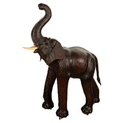 Antiguo Liberty of London Tamaño natural Elefante bebé de cuero de 1,80 m Ojos de cristal 1930