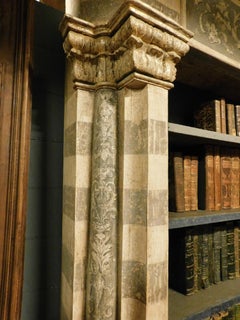 Antikes Bücherregal einer Bibliothek, mit lackiertem und skulpturalem Portal, Florenz, Italien