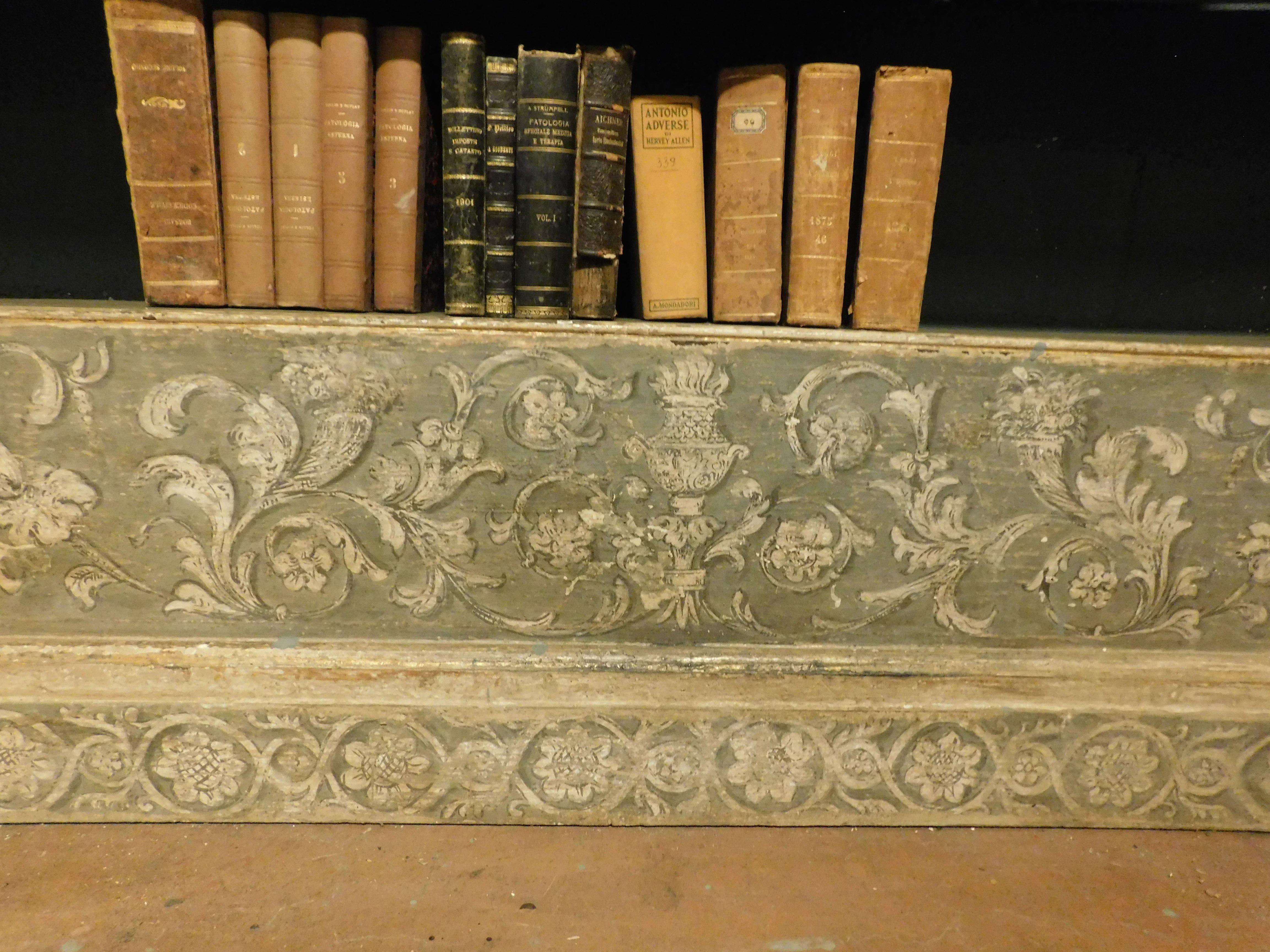 Antique library bookcase, built with painted and sculpted portal, Florence Italy In Good Condition For Sale In Cuneo, Italy (CN)