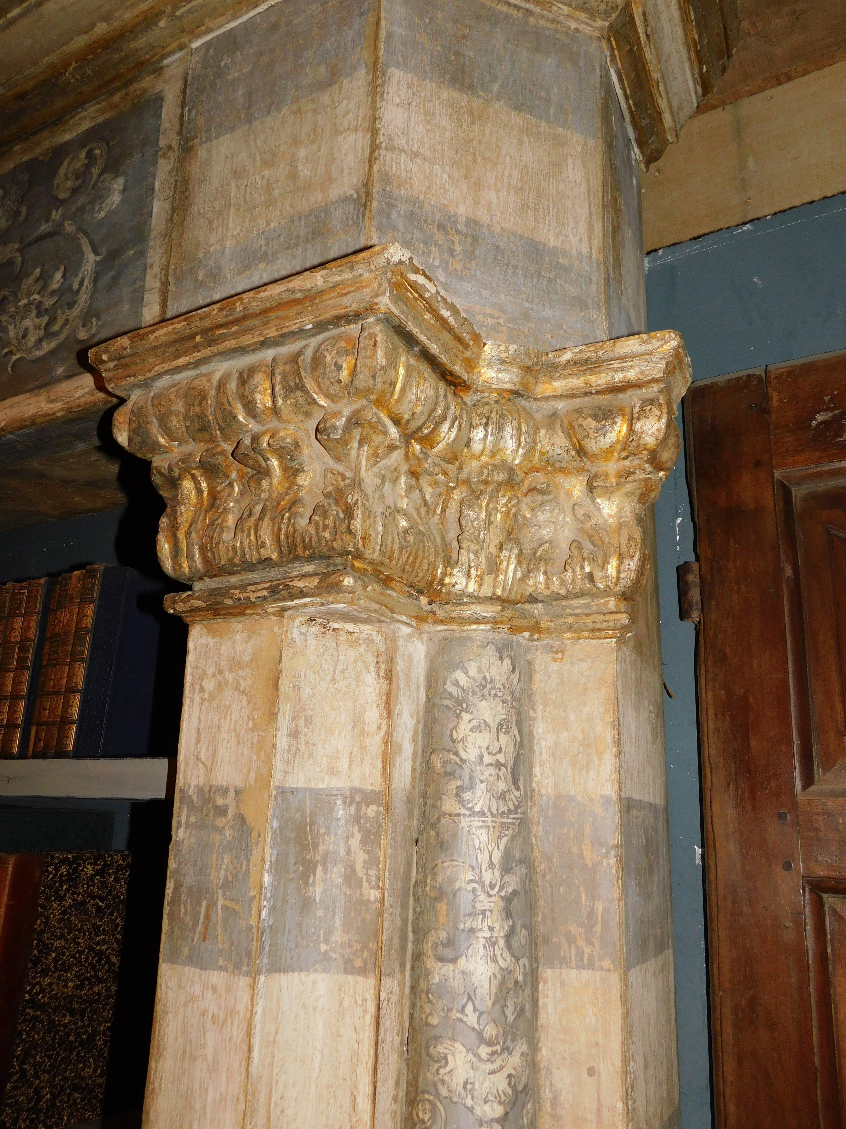 Peuplier Bibliothèque ancienne, construite avec un portail peint et sculpté, Florence, Italie en vente