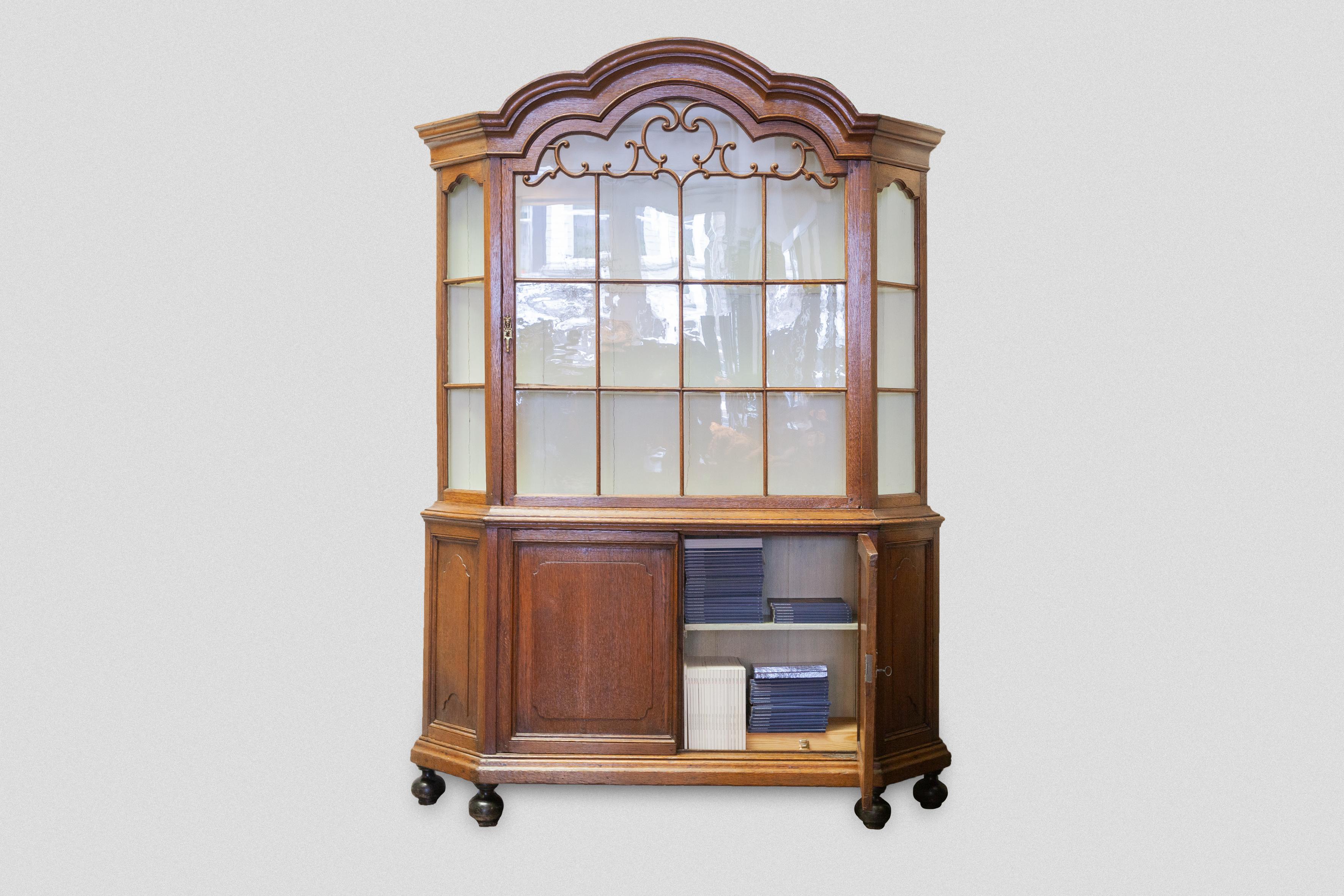plate display cabinet