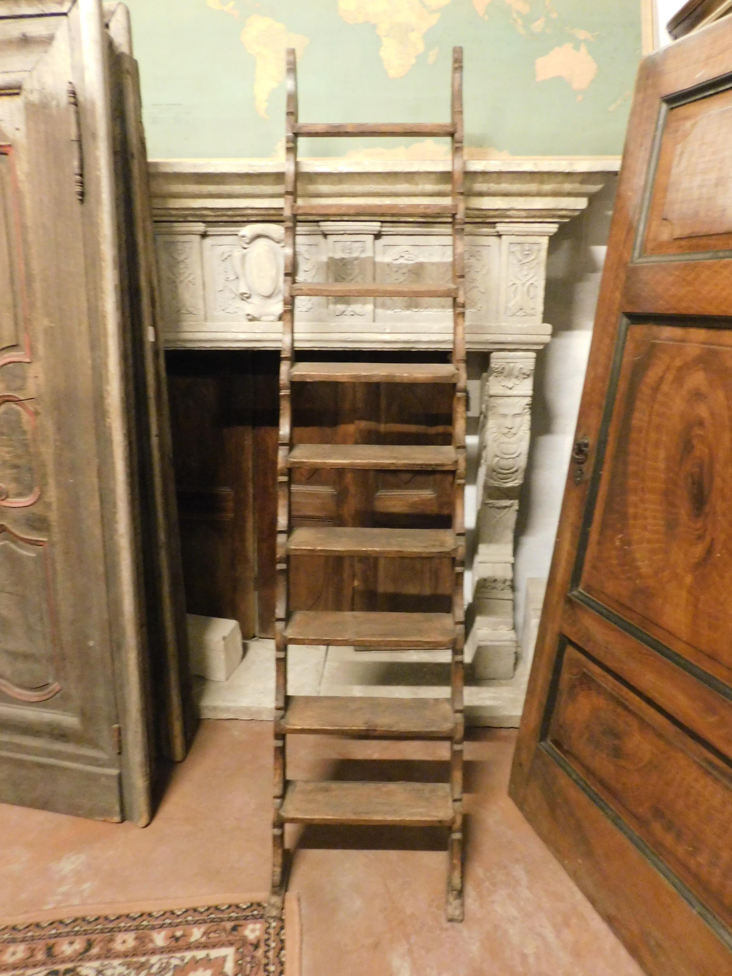 Antique library staircase, in brown larch with wavy bars, from a collector's home of antique books from the 19th century in Italy.
Light and of excellent size, adaptable to any interior, bookcase or for a luxury loft, rustic larch but with a