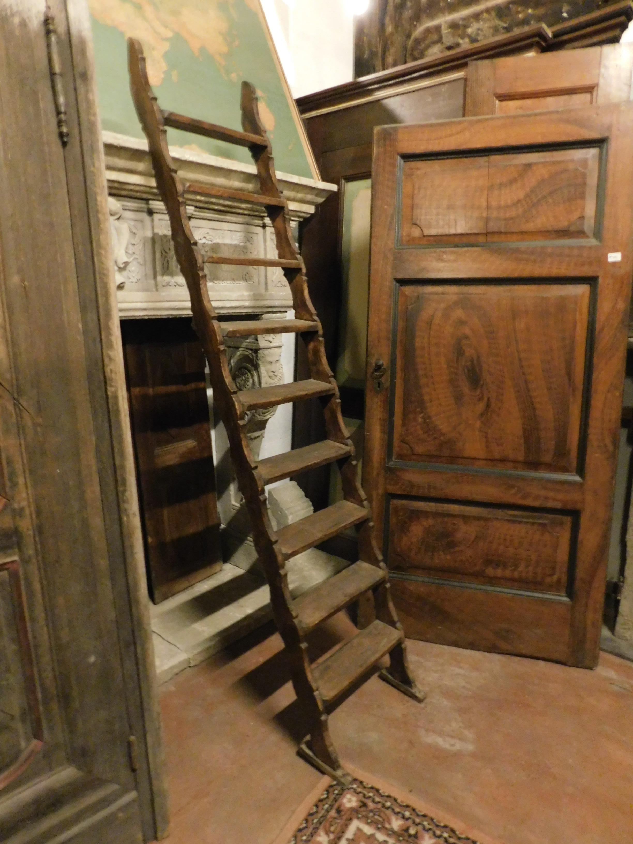 Antique Library Ladder, Brown Larch with Moved Bar, 1800, Italy In Good Condition In Cuneo, Italy (CN)