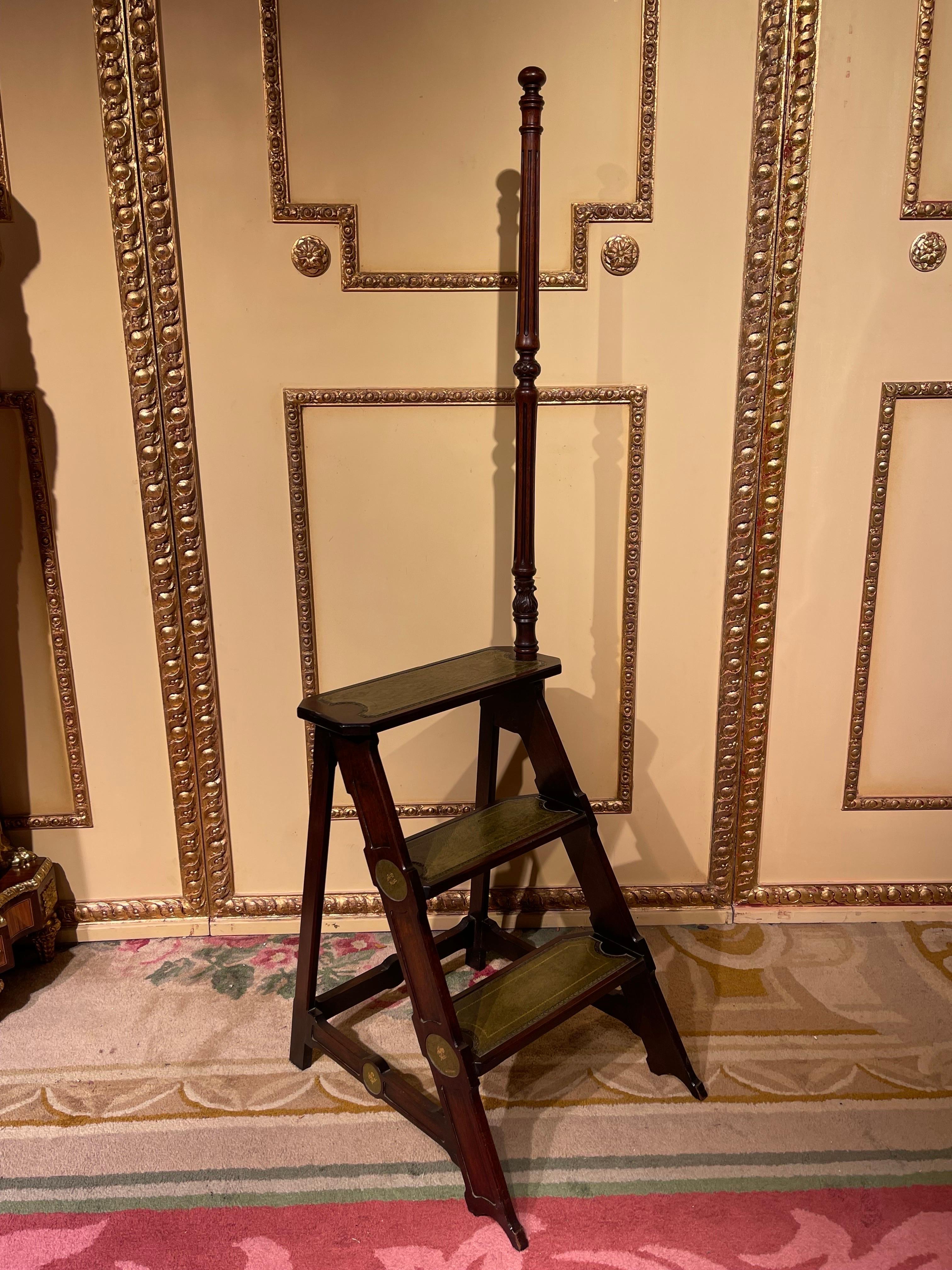 Antique library ladder/step ladder, Mahogany England.

Solid wood covered with green leather. three-tiered with a long turned handle. Very stable and robust. Rare body shape. England 20th century.