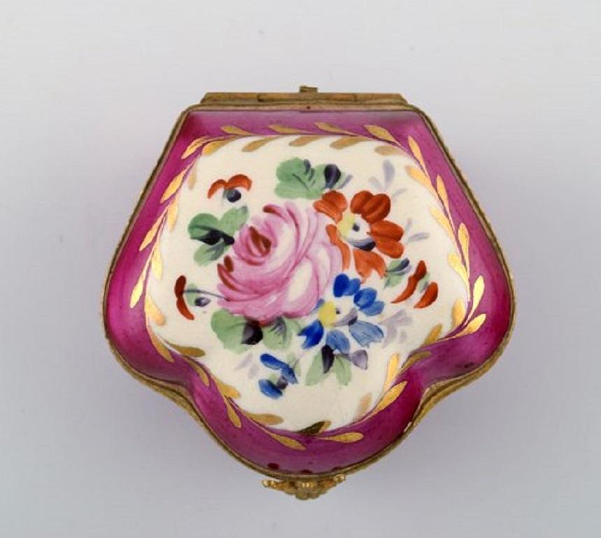 Antique lidded box in hand painted porcelain with flowers and gold decoration on a purple background. 
Sevres style, early 20th century.
Measures: 8 x 4.5 cm.
In excellent condition.
Stamped.