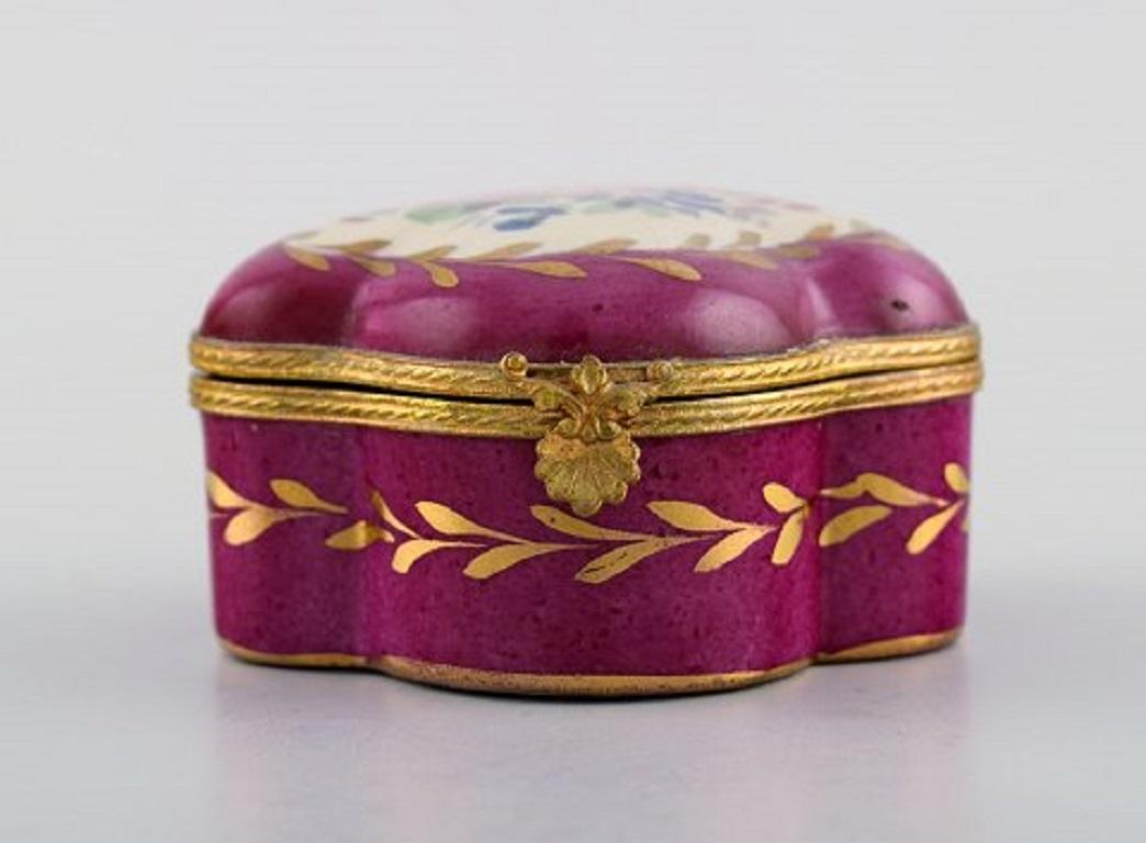 Rococo Antique Lidded Box in Hand Painted Porcelain with Flowers and Gold Decoration For Sale