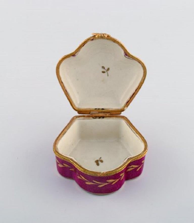 Hand-Painted Antique Lidded Box in Hand Painted Porcelain with Flowers and Gold Decoration For Sale