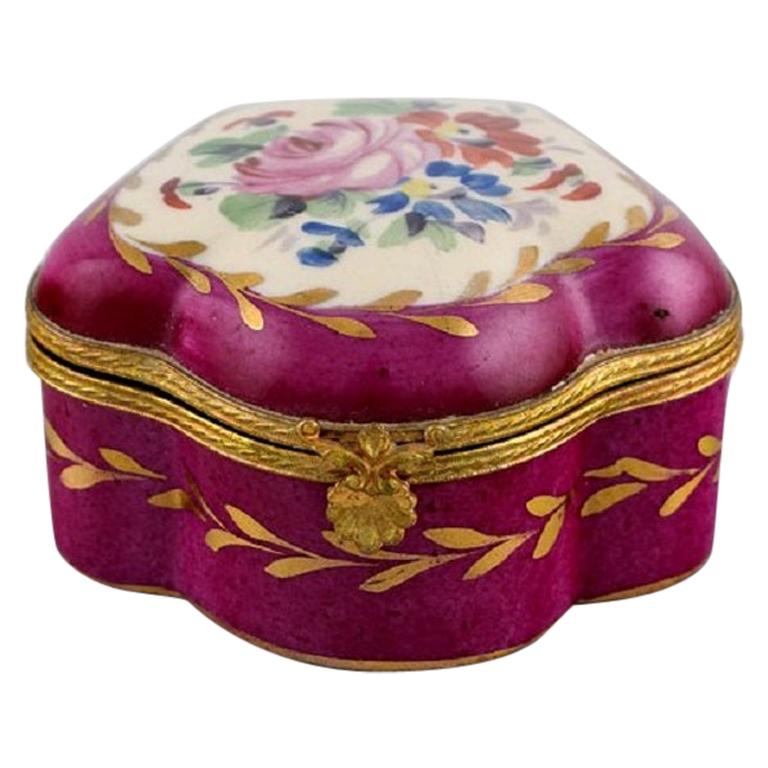 Antigua Caja con Tapa de Porcelana Pintada a Mano con Flores y Decoración Dorada en venta
