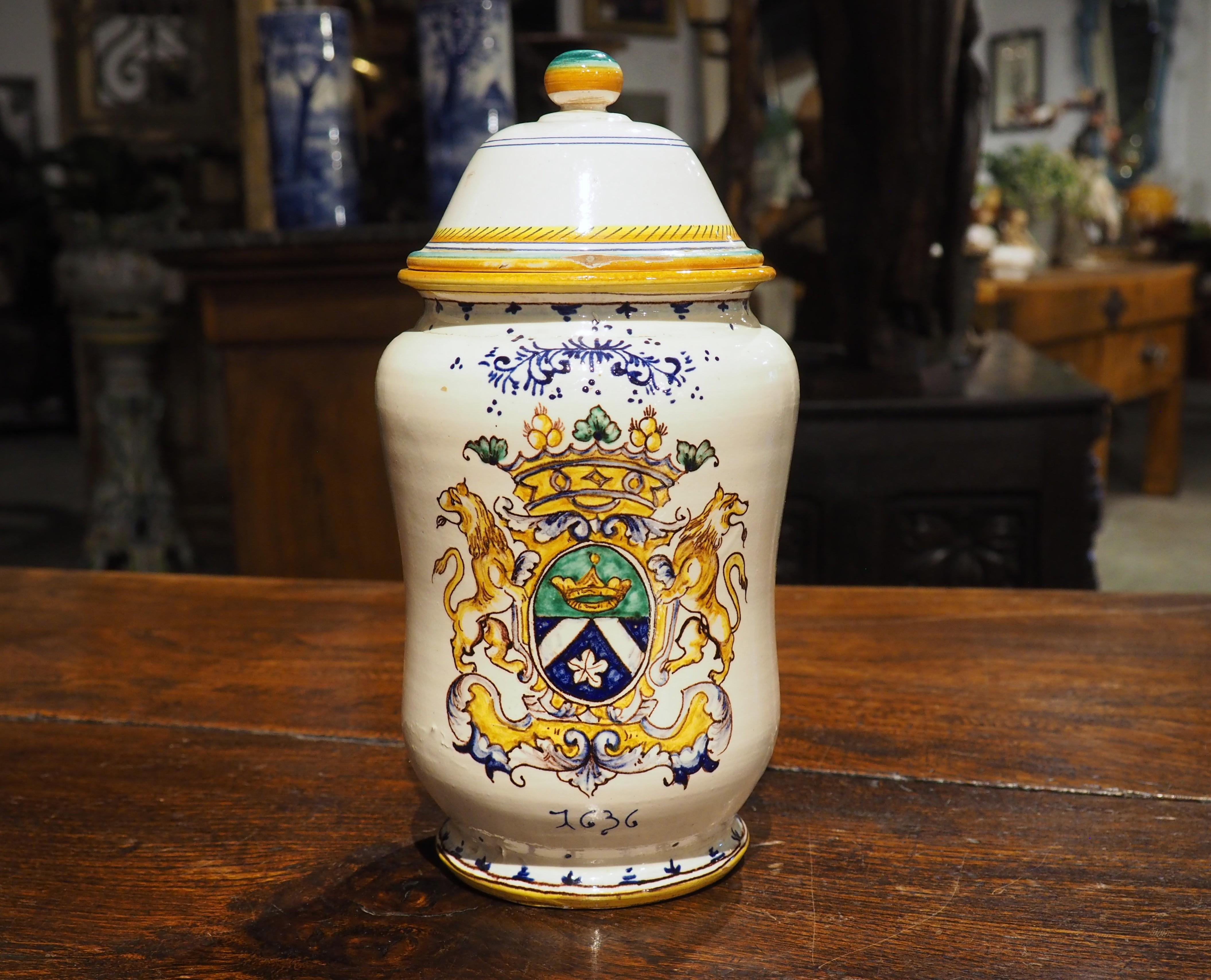 Antico vaso da farmacia italiano con coperchio e stemma dei leoni rampanti, XIX C. in vendita 5