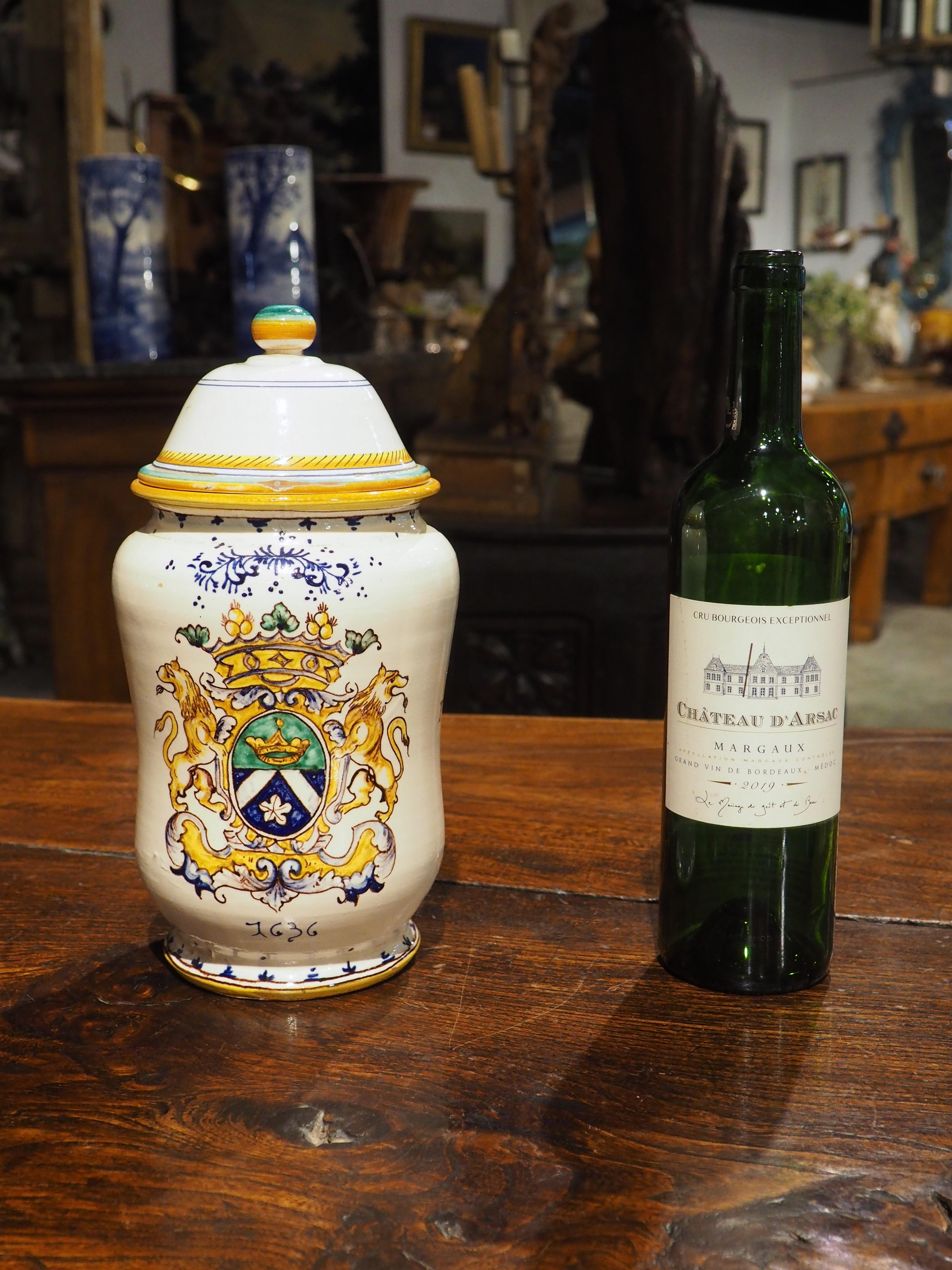 Italiano Antico vaso da farmacia italiano con coperchio e stemma dei leoni rampanti, XIX C. in vendita