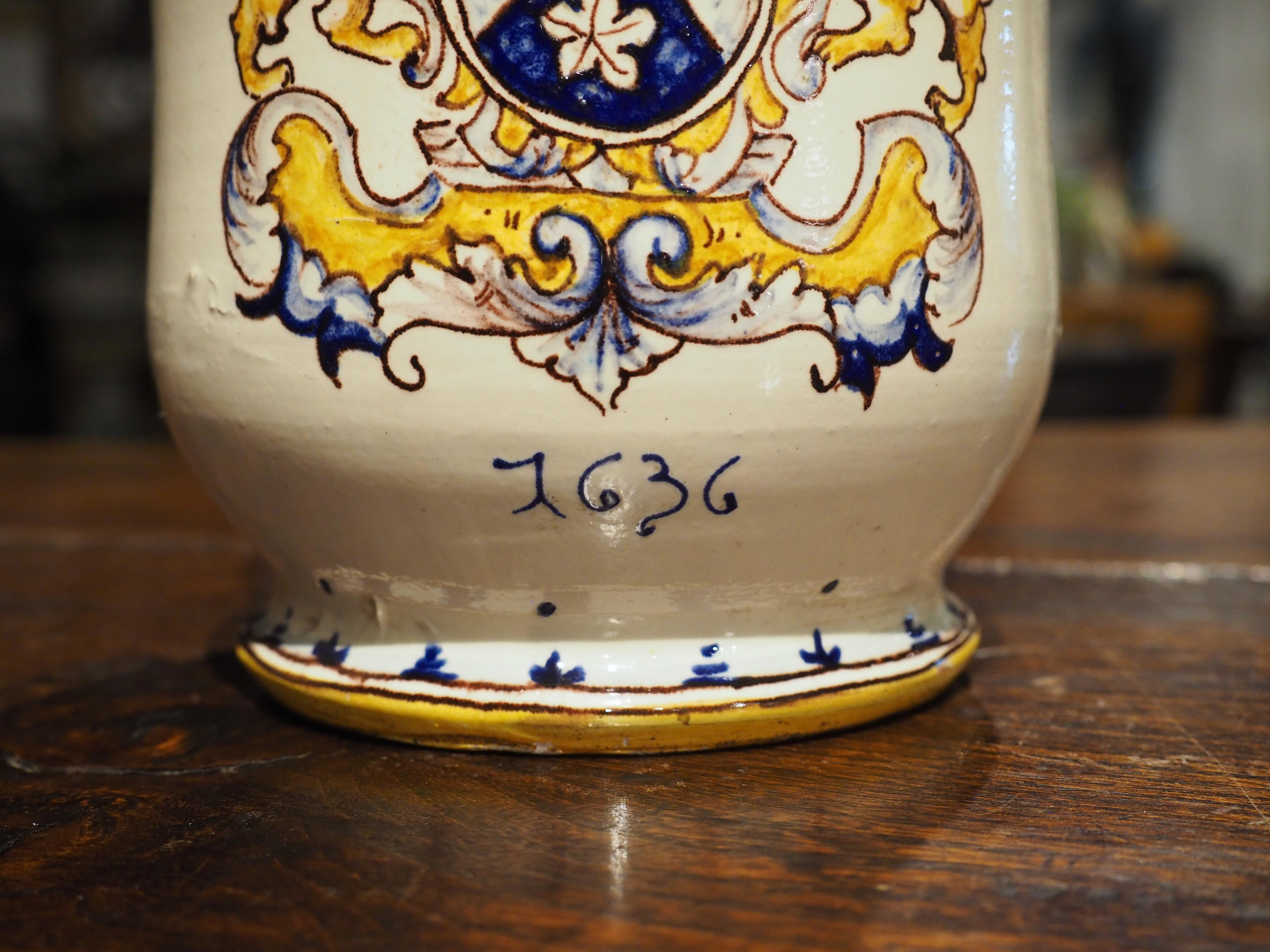 Dipinto a mano Antico vaso da farmacia italiano con coperchio e stemma dei leoni rampanti, XIX C. in vendita