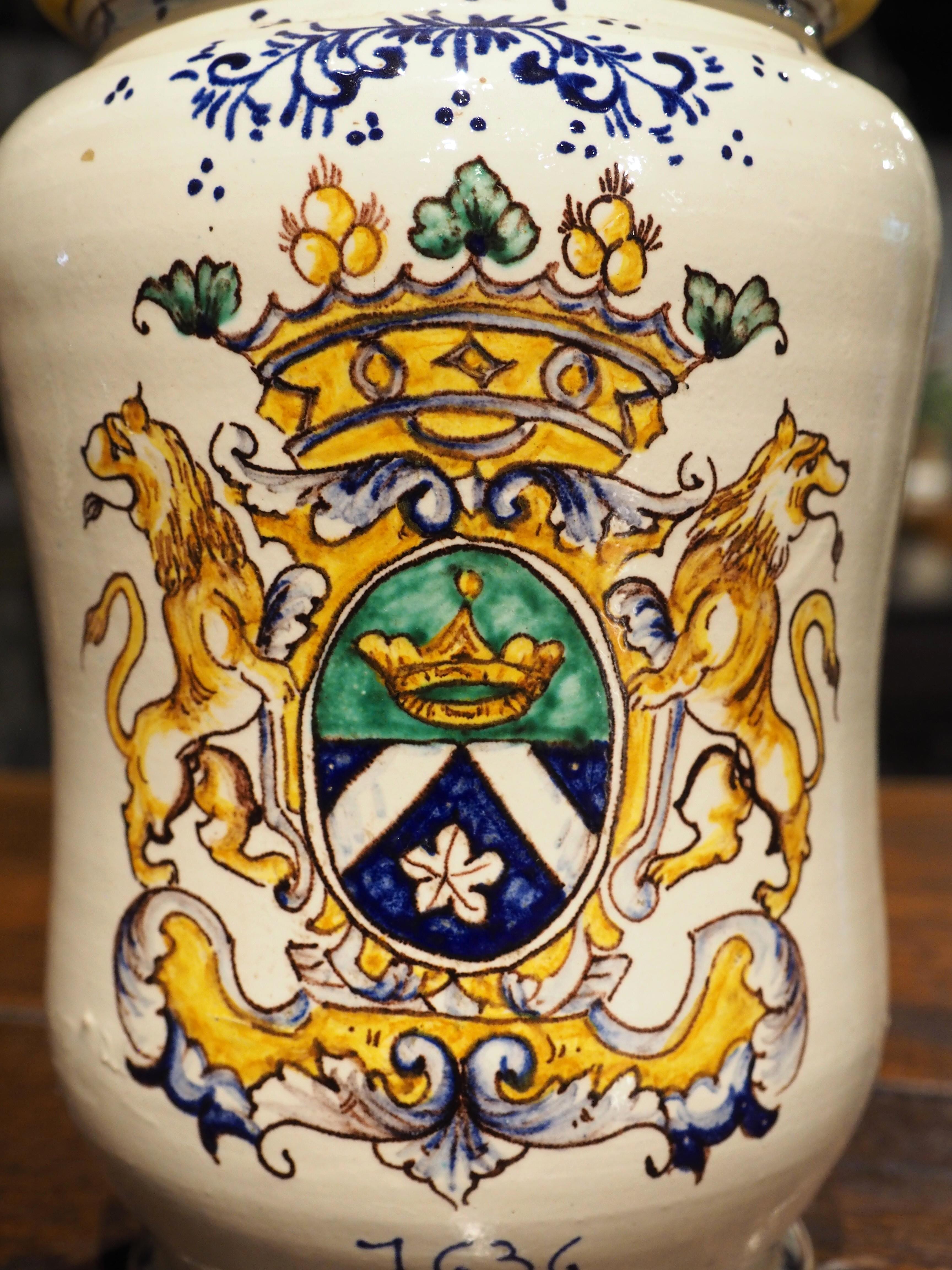Antico vaso da farmacia italiano con coperchio e stemma dei leoni rampanti, XIX C. In condizioni buone in vendita a Dallas, TX