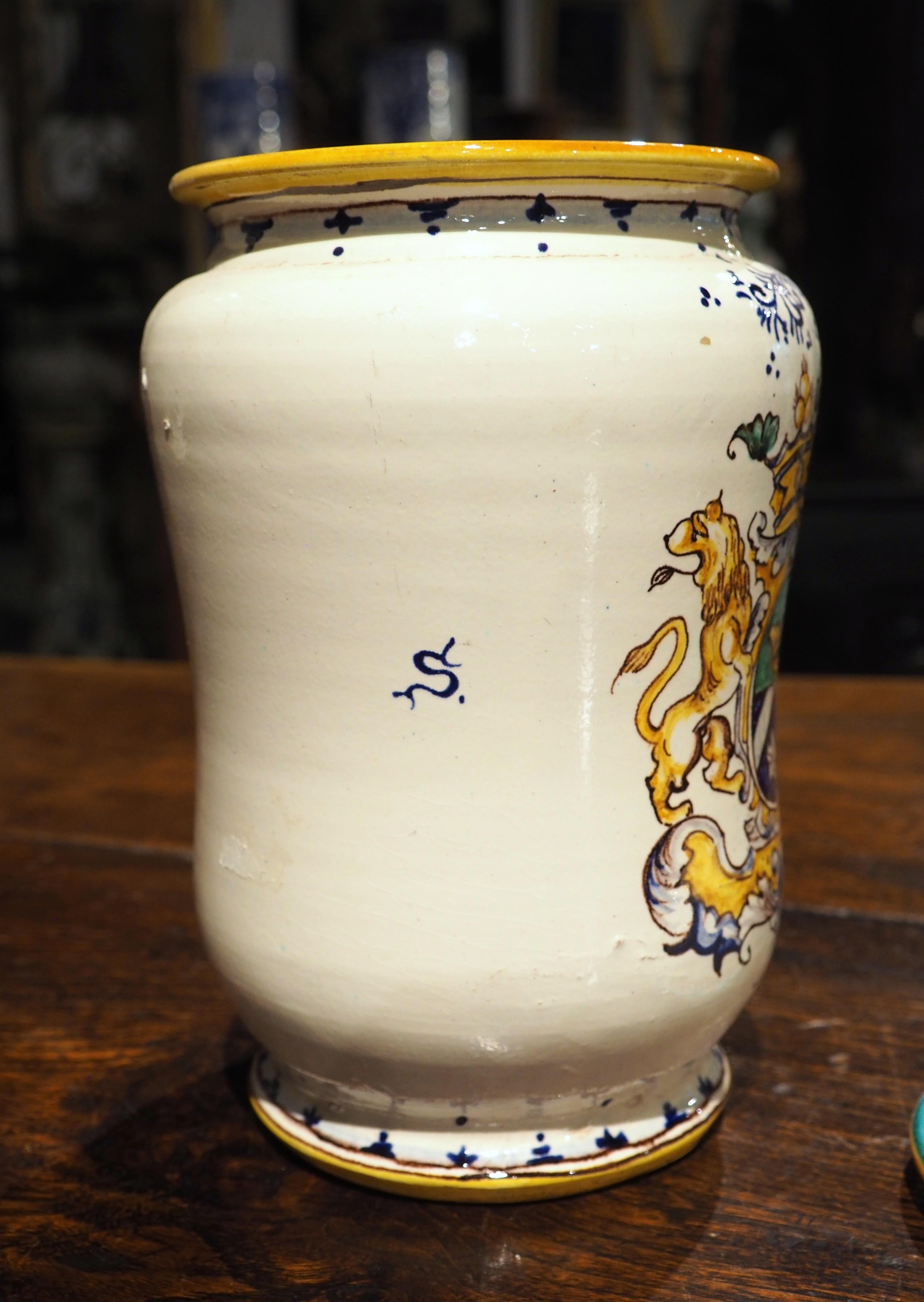 Antico vaso da farmacia italiano con coperchio e stemma dei leoni rampanti, XIX C. in vendita 2