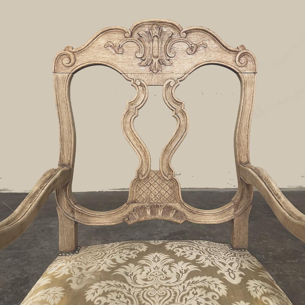 Fauteuils anciens Liegoise Louis XIV en Oak décapé en vente 6