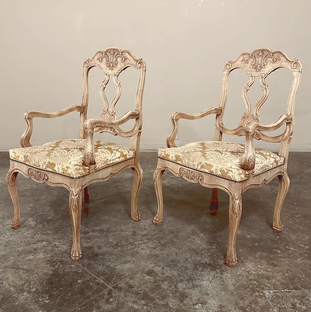 Les fauteuils anciens Liegoise Louis XIV en chêne décapé sont un excellent exemple du savoir-faire artisanal pour lequel la région est si réputée.  Les artisans ont exercé leur métier pendant des siècles dans l'ancienne cité, produisant des