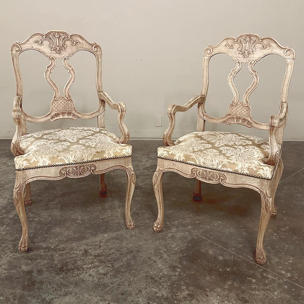 Sculpté à la main Fauteuils anciens Liegoise Louis XIV en Oak décapé en vente