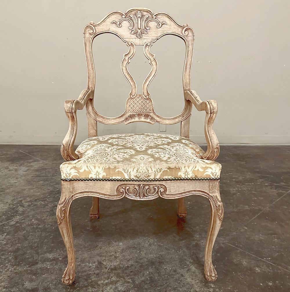 Tissu Fauteuils anciens Liegoise Louis XIV en Oak décapé en vente