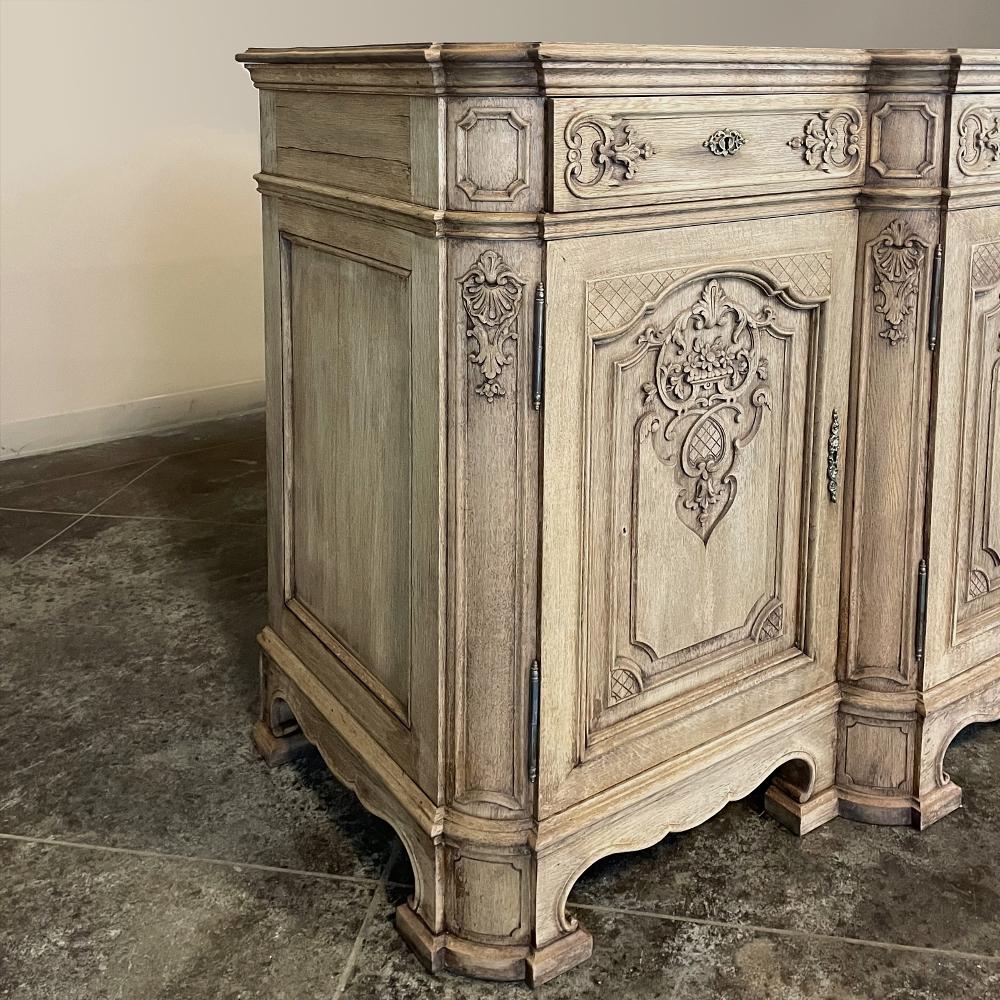 Buffet ancien de style Louis XIV en chêne rayé et ligoise en vente 5