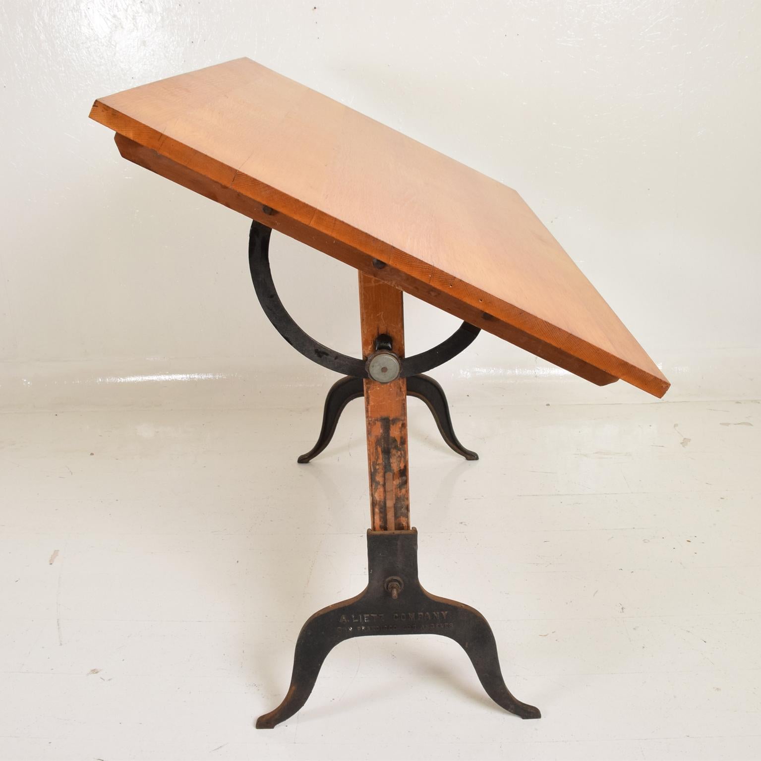 Table à dessin
Table à dessin ancienne Lietz en érable et fonte Art Déco San Francisco Ca 
Très belle rédaction entièrement réglable. Bois d'érable massif et pieds en fonte. 
Le Label original en laiton est présent. 
Le plateau a été restauré. Fer