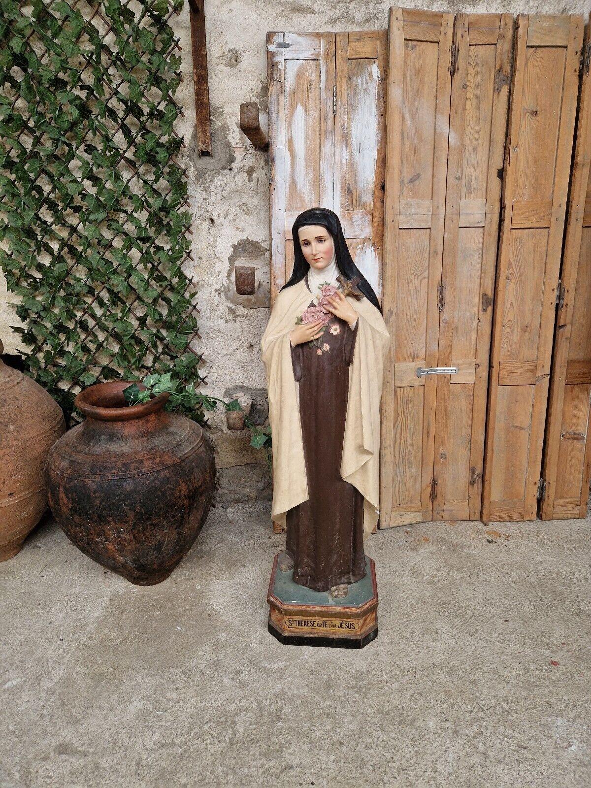 Diese fantastische große religiöse Skulptur der heiligen Thérèse von Lisieux ist aus lackiertem Gips und steht 135 cm hoch.

Der Gips wurde polychromiert, und auf dem Sockel der Statue sind die Worte St. Therese de l enfant Jesus

Französischer