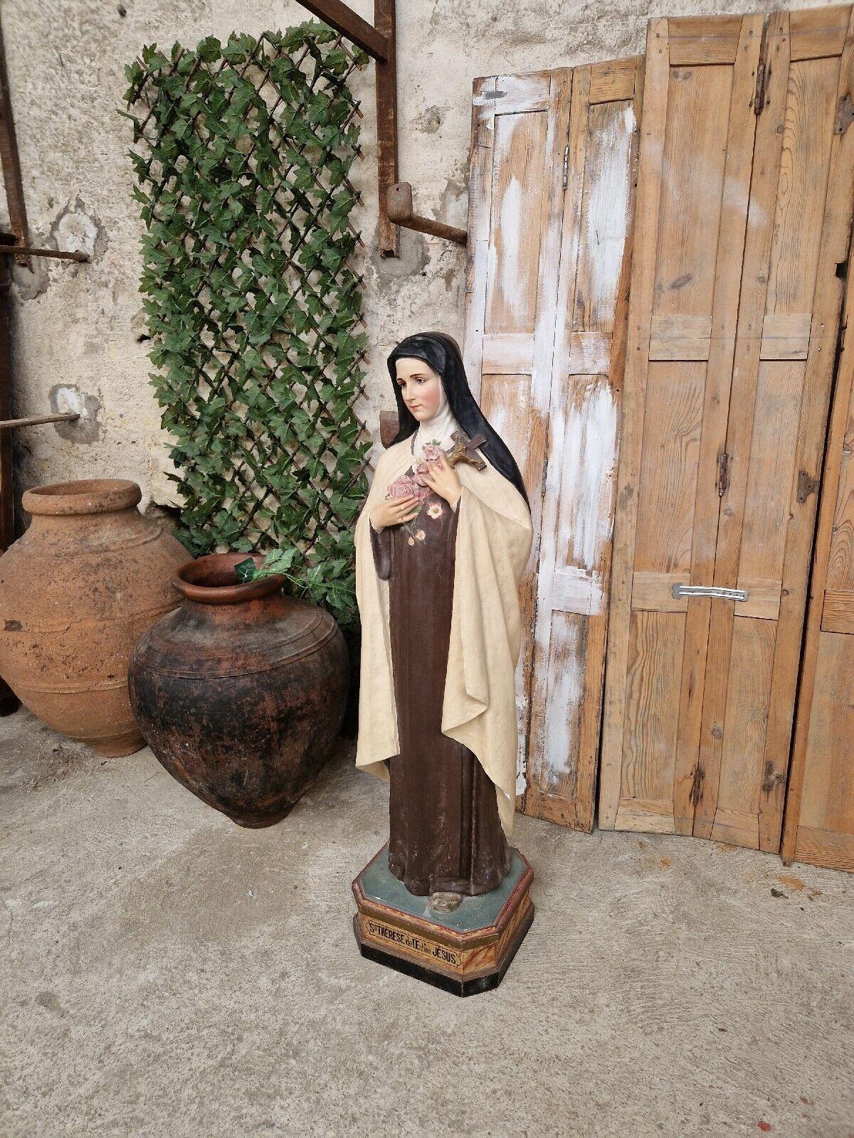 Antike lebensgroße religiöse Skulptur Heilige Thérèse von Lisieux  (Polychromiert) im Angebot