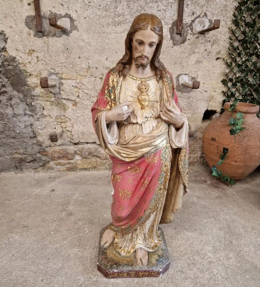 Esta escultura del siglo XIX, de tamaño natural, representa a Jesús Sagrado Corazón con un realismo asombroso. La pieza está tallada a mano en escayola con intrincados detalles que captan la esencia del sujeto. La estatua mide unos impresionantes