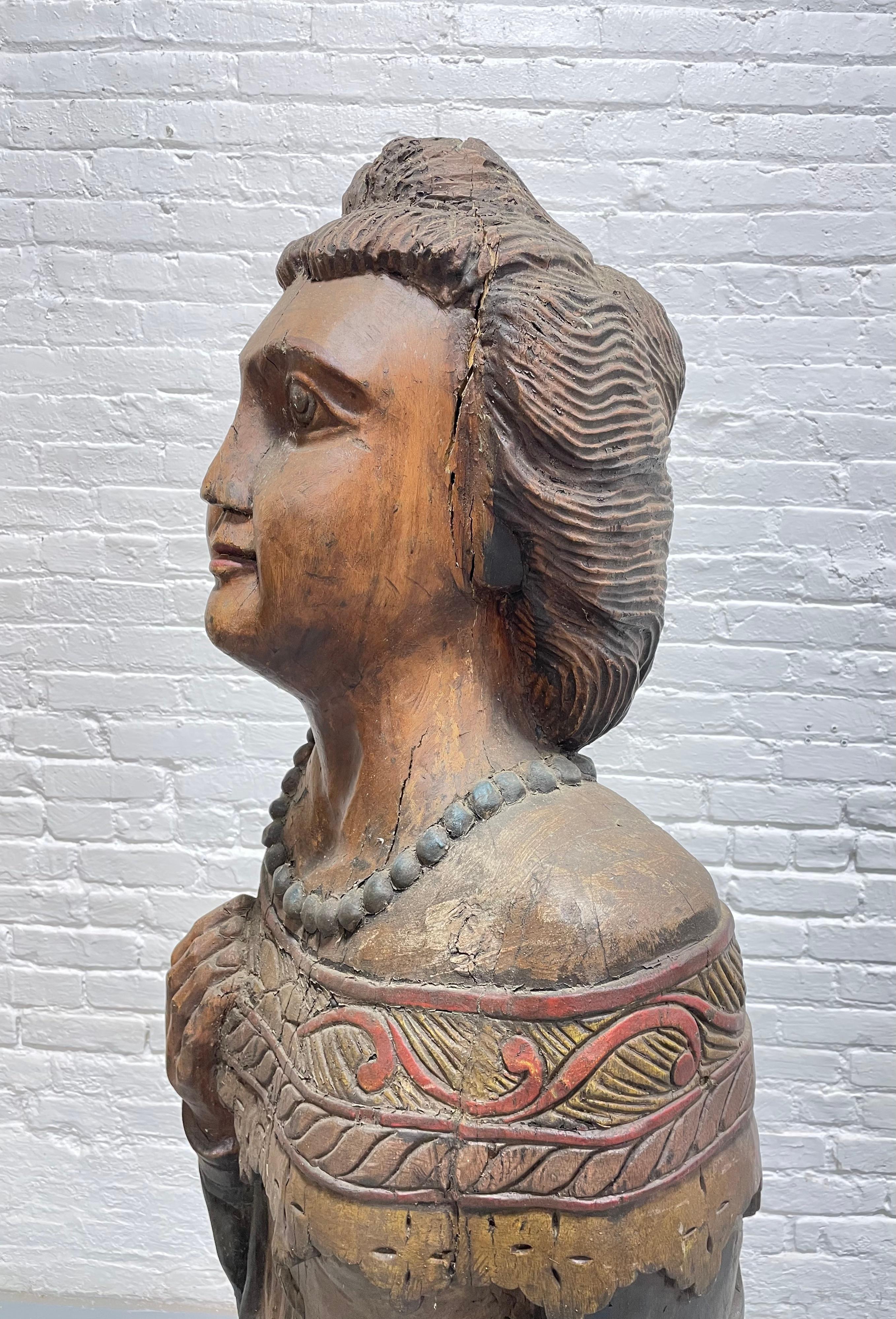 ANTIQUE lebensgroße handgeschnitzte weibliche Skulptur / Statue aus Massivholz im Angebot 3