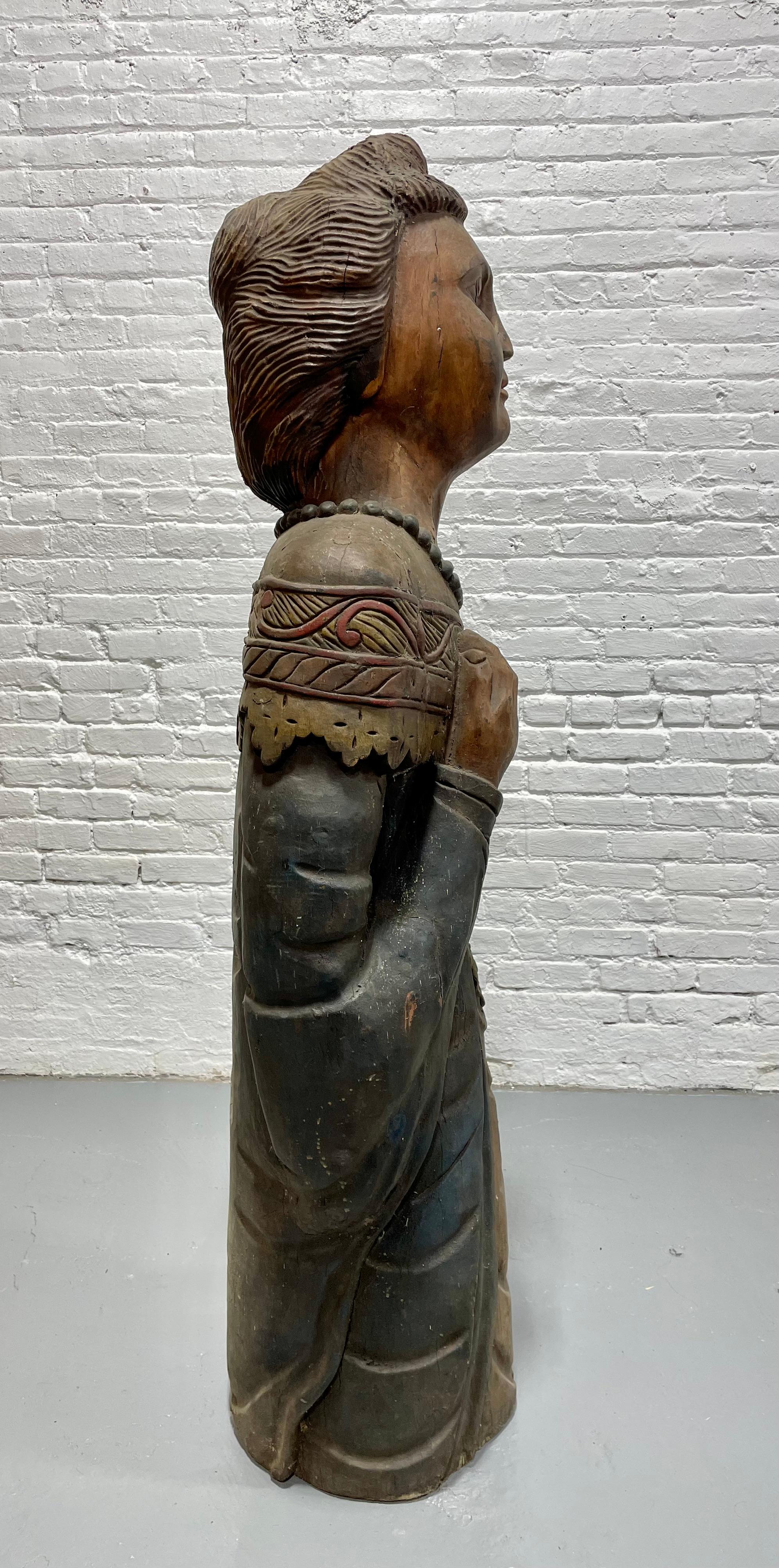 ANTIQUE lebensgroße handgeschnitzte weibliche Skulptur / Statue aus Massivholz im Angebot 10
