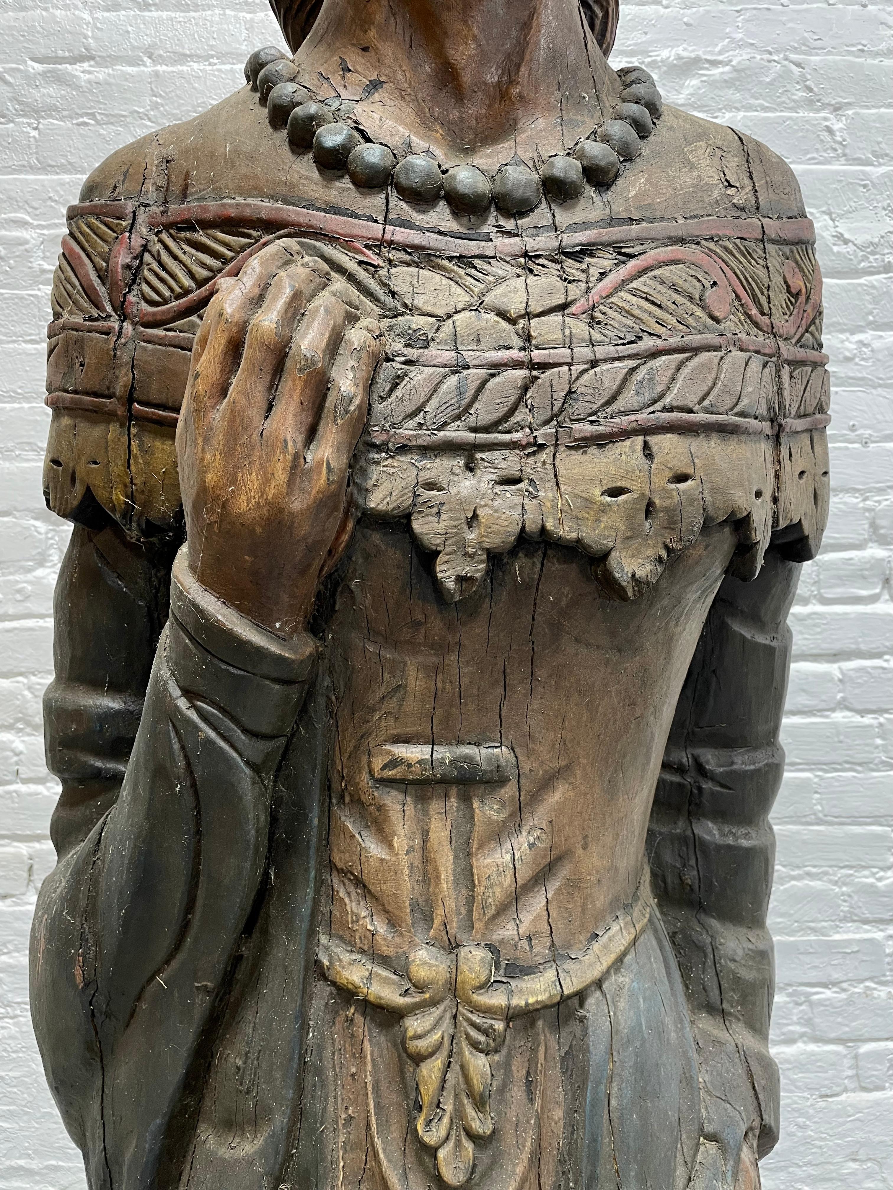 ANTIQUE lebensgroße handgeschnitzte weibliche Skulptur / Statue aus Massivholz (Primitiv) im Angebot