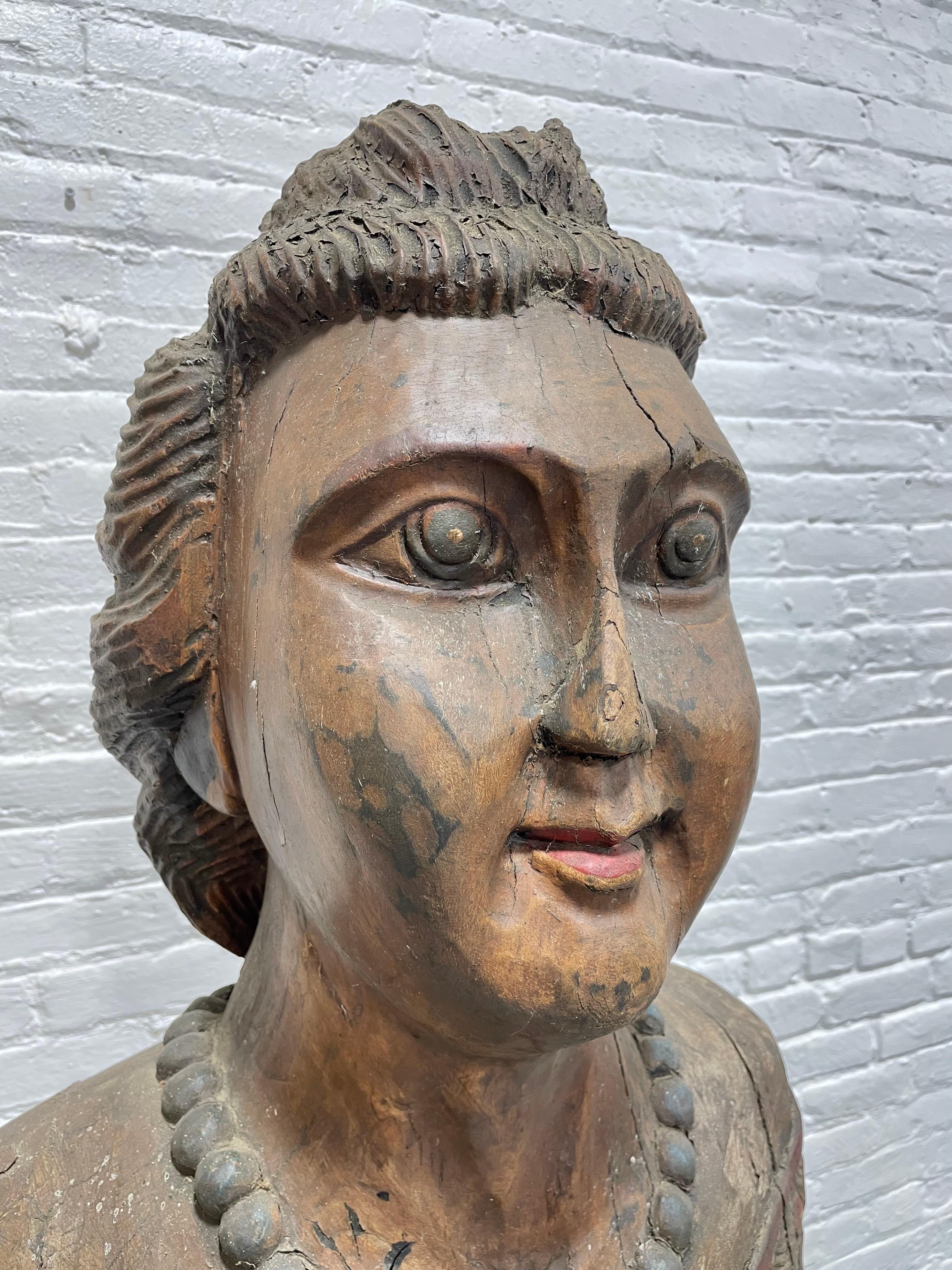 ANTIQUE lebensgroße handgeschnitzte weibliche Skulptur / Statue aus Massivholz (Holz) im Angebot