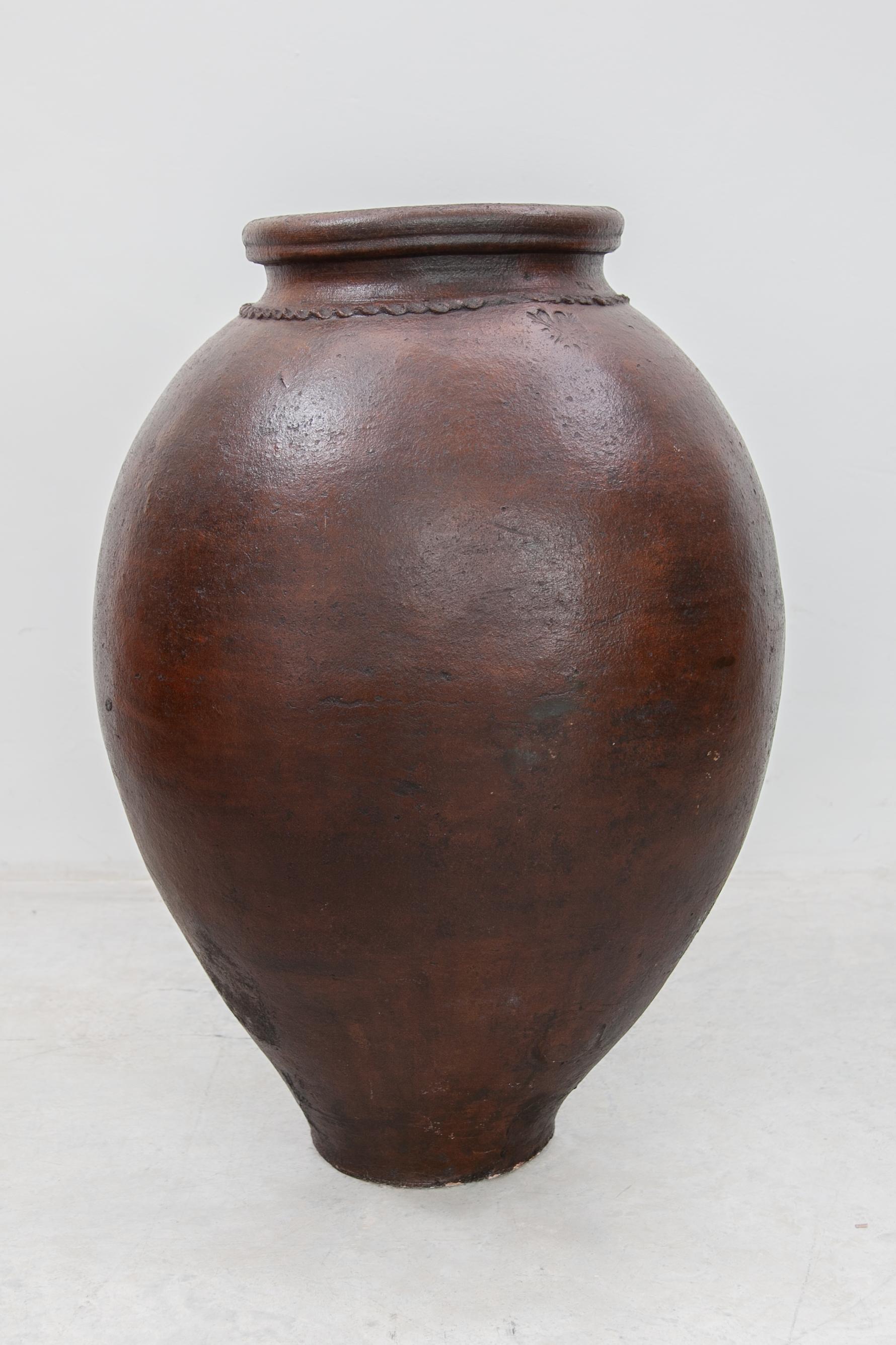 Vaso antico di grandi dimensioni con una patina molto gradevole dovuta agli anni di utilizzo. Questo vaso antico, Made in France, con la sua superficie rovinata dalle intemperie e le sue tonalità sbiadite racconta la sua ricca storia. La sua